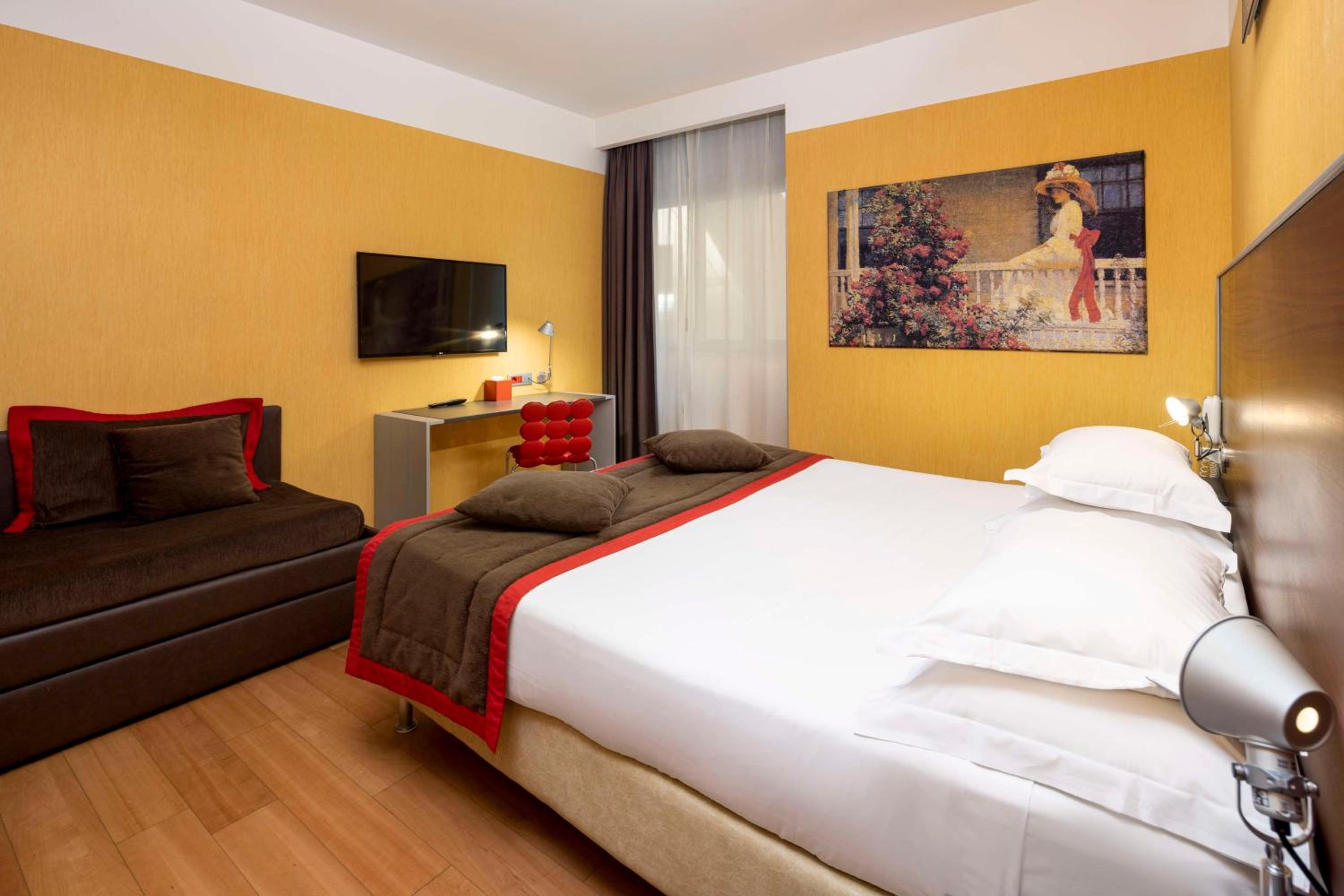 Family King Room with Bunk Beds - Photo 3
