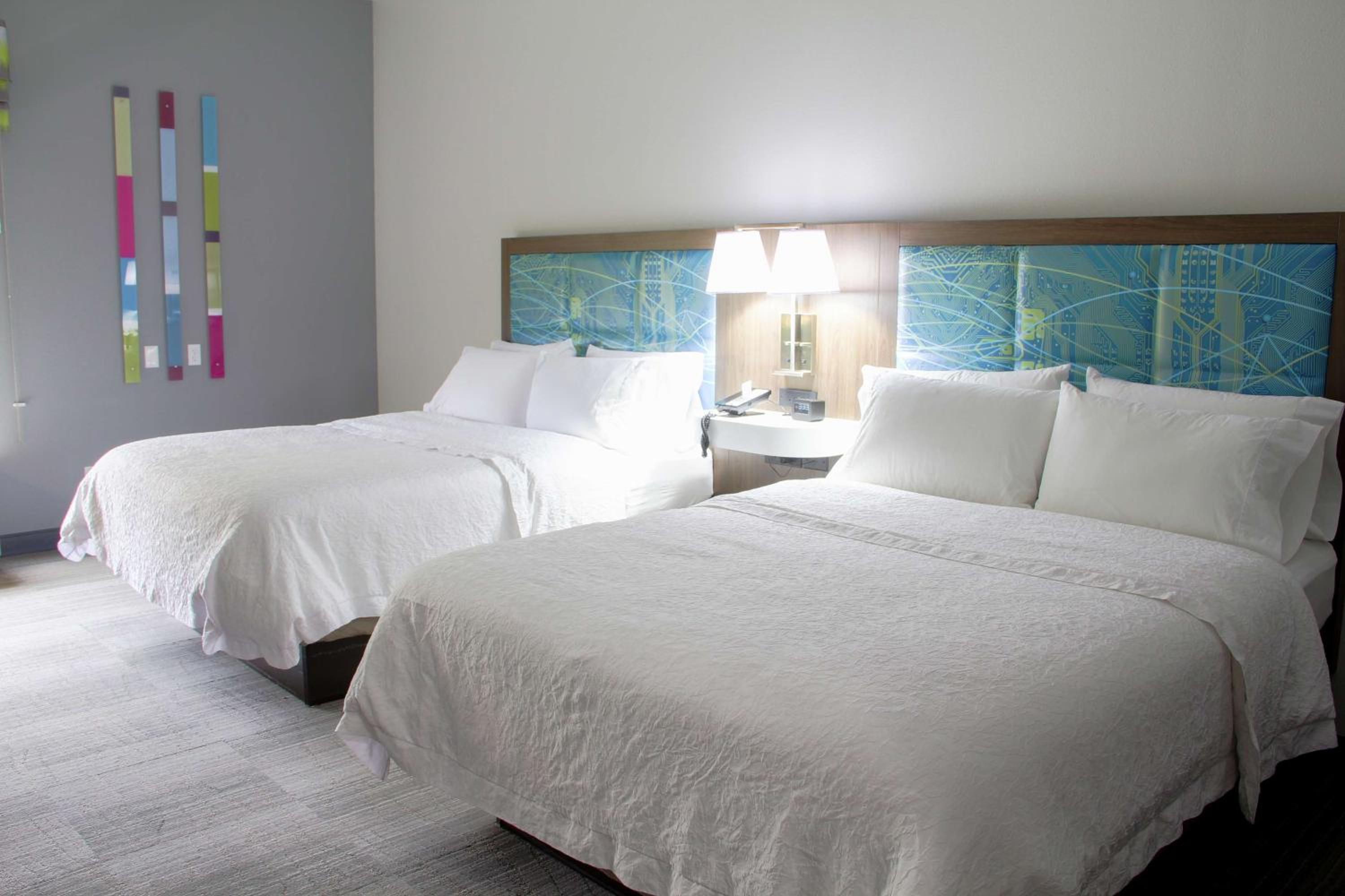 Queen Room with Two Queen Beds - Non-Smoking - Photo 4