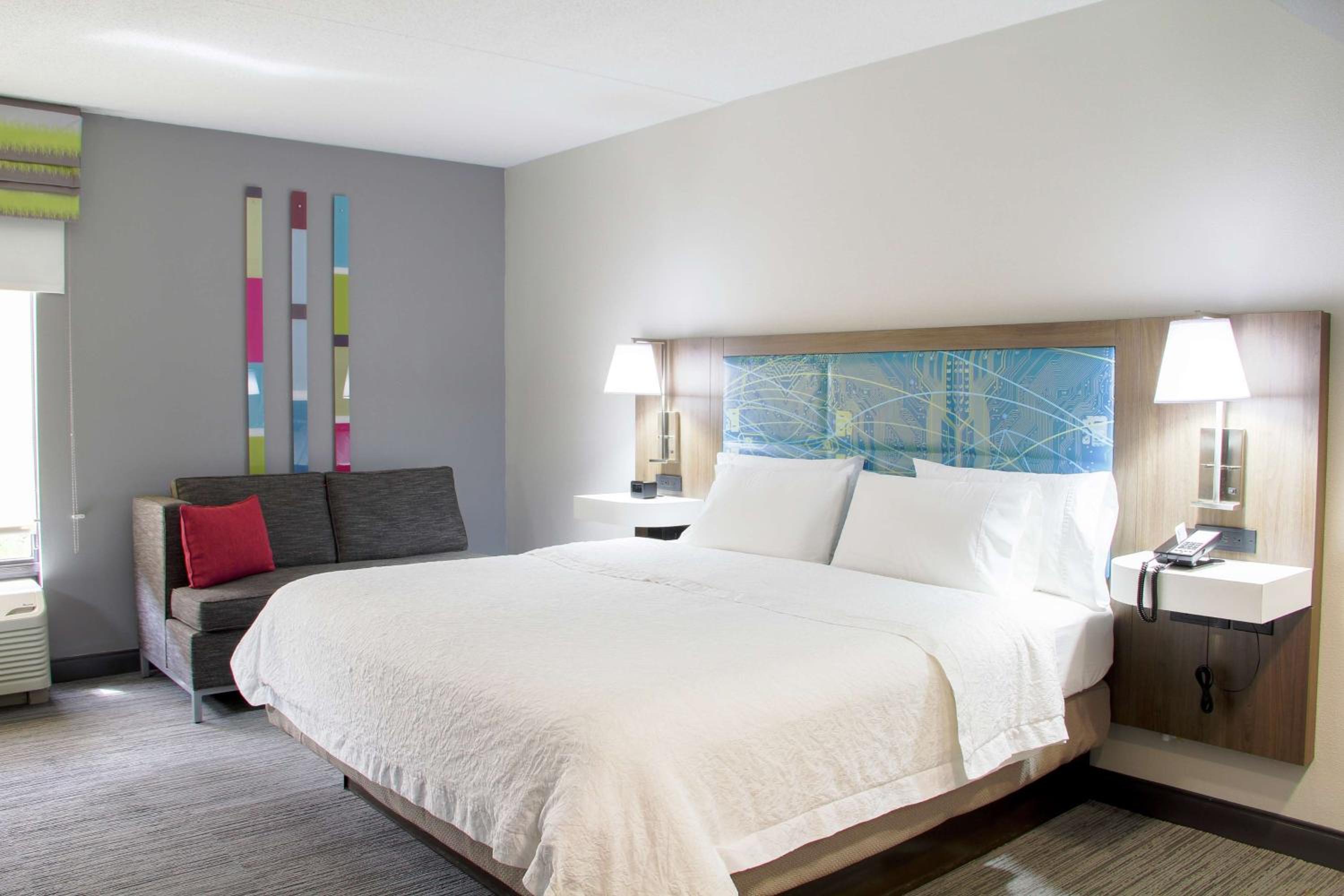 King Room with King Bed - Non-Smoking - Photo 1