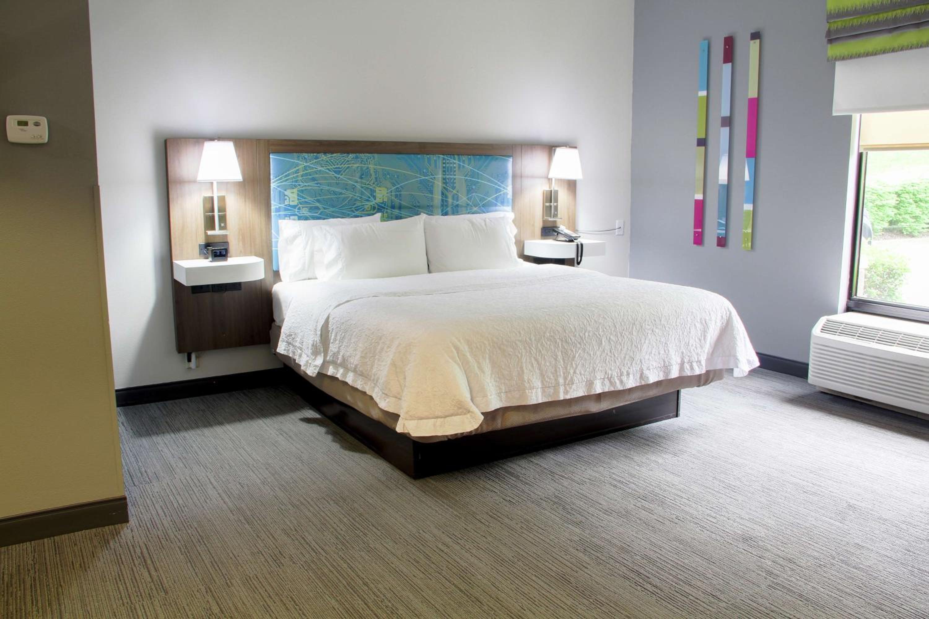 King Room with King Bed - Non-Smoking - Photo 8