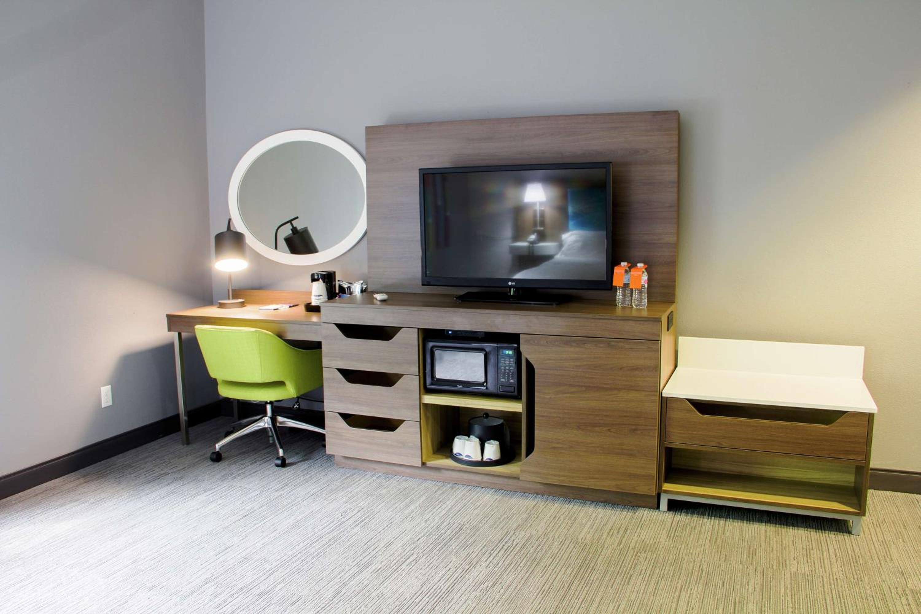 King Room with Sofa Bed and Study - Non-Smoking - Photo 3