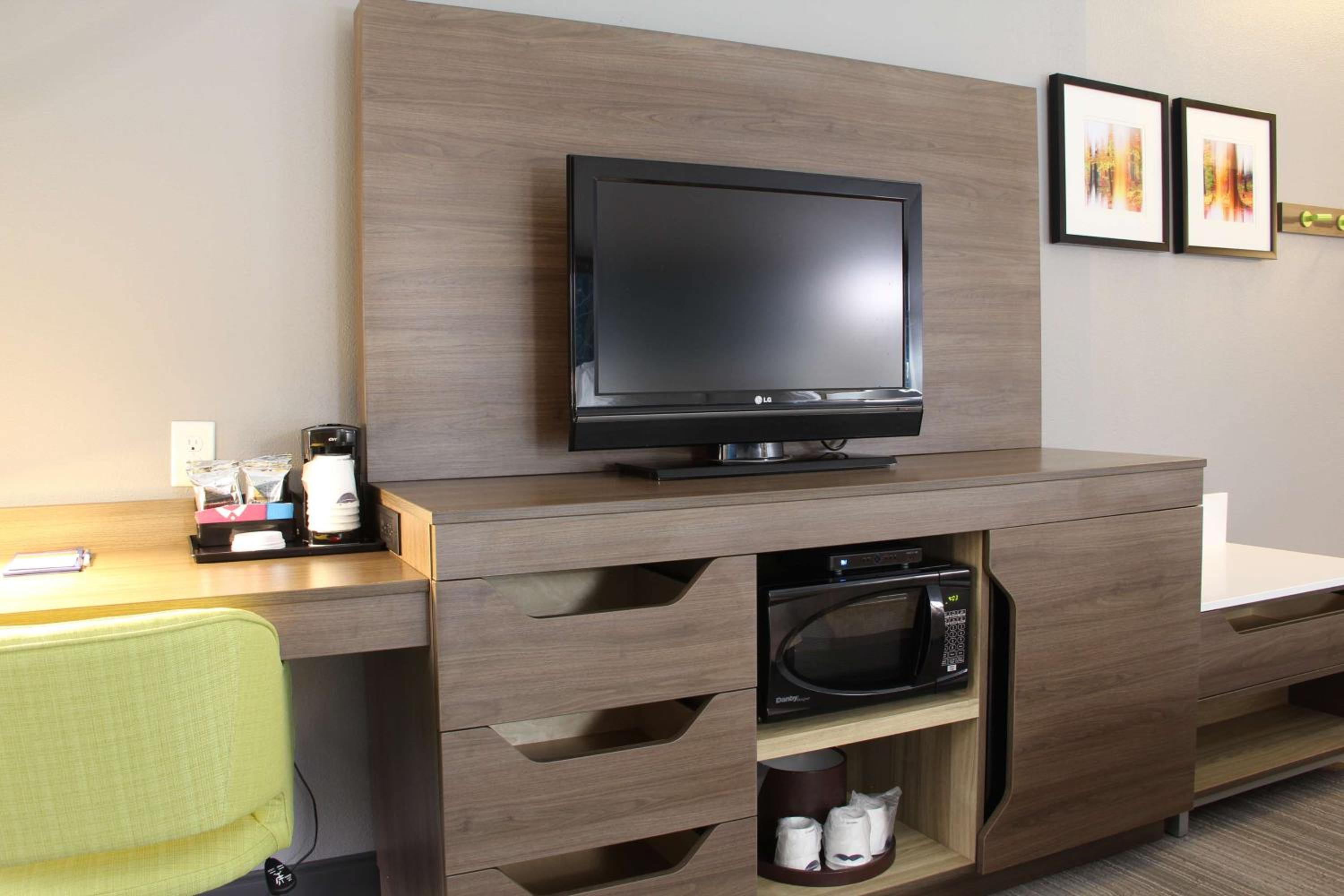 King Room with Sofa Bed and Study - Non-Smoking - Photo 4