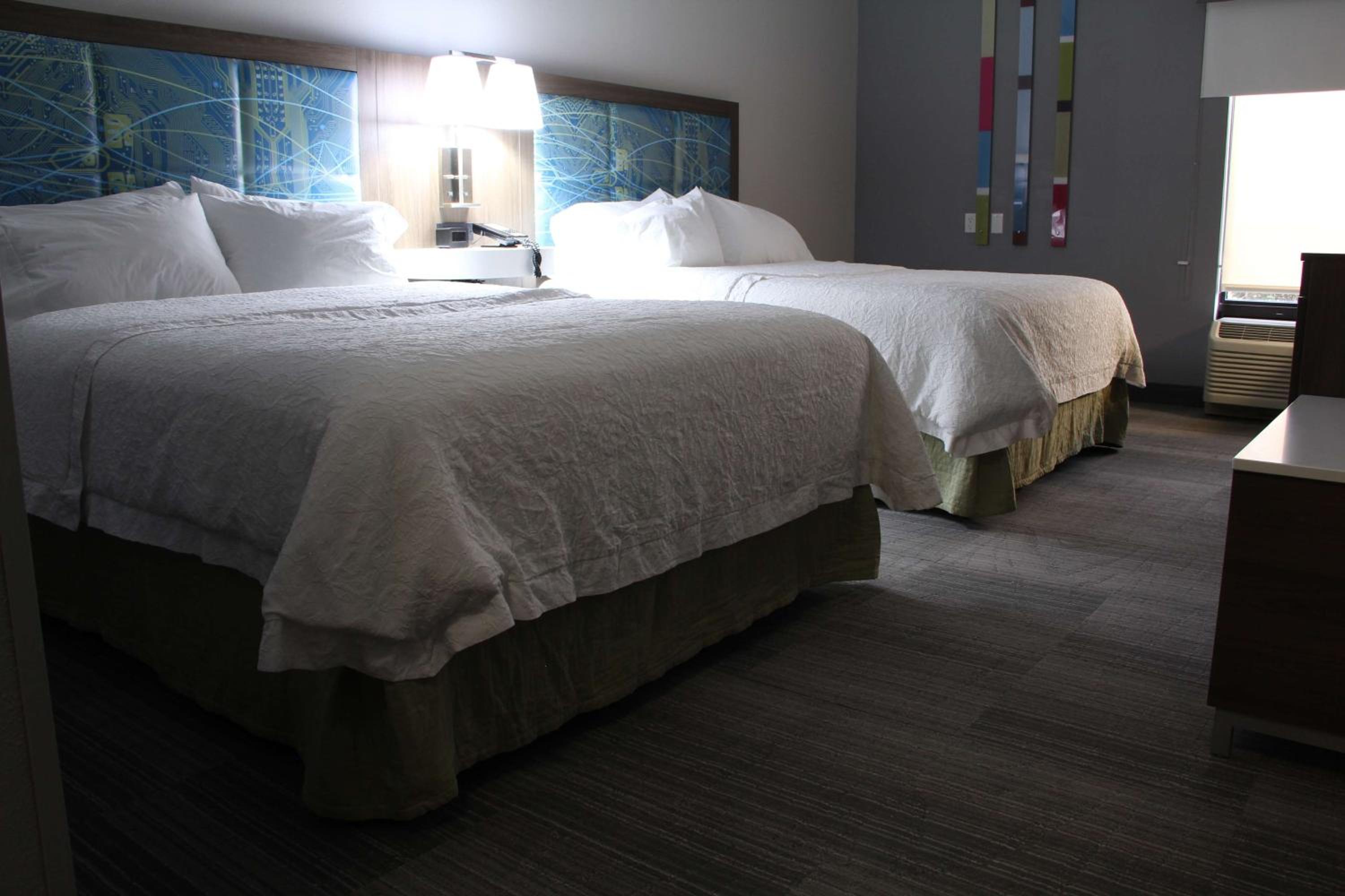 Queen Room with Two Queen Beds - Non-Smoking - Photo 3