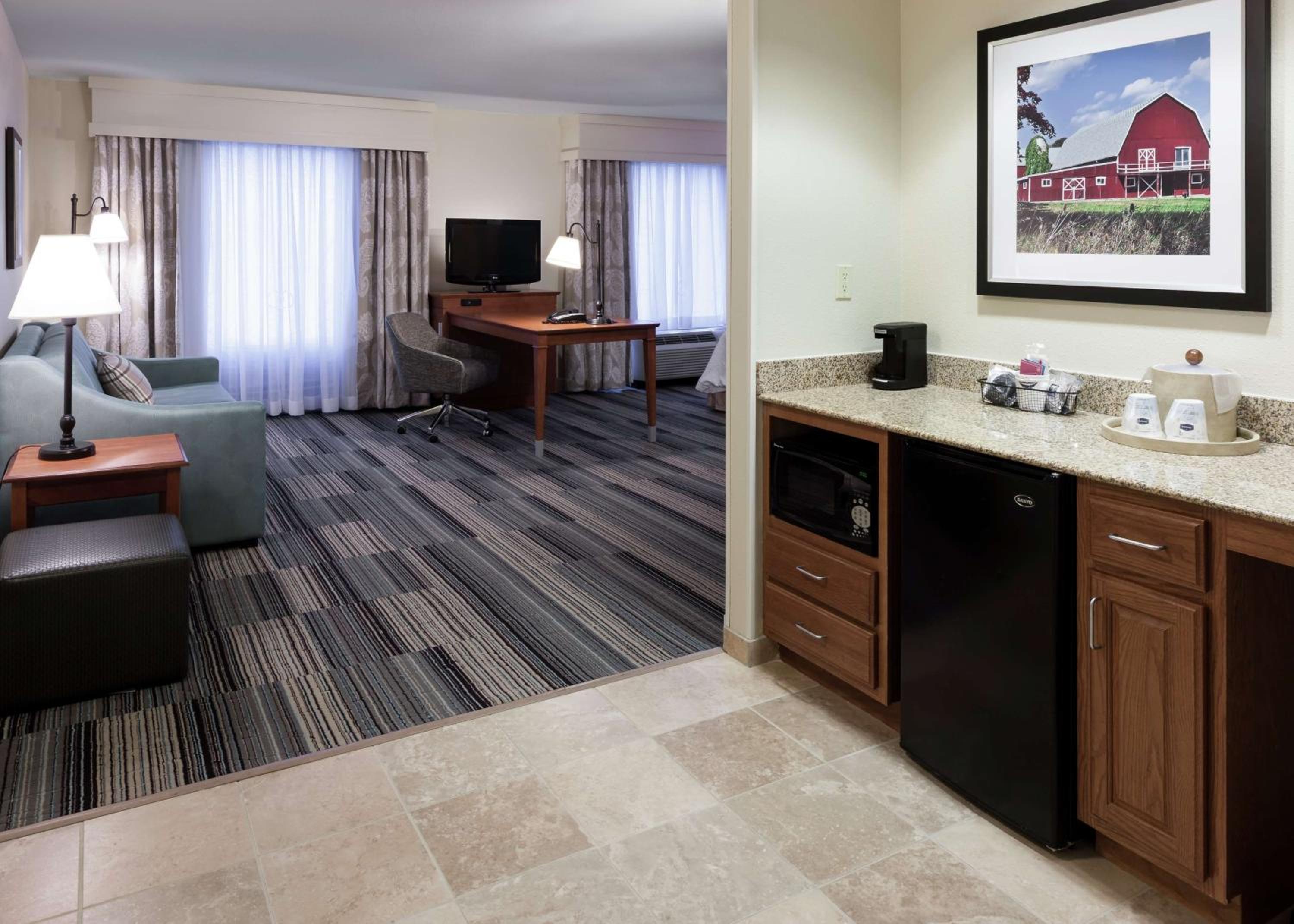 King Suite with Roll-In Shower - Mobility and Hearing Access/Non-Smoking - Photo 2