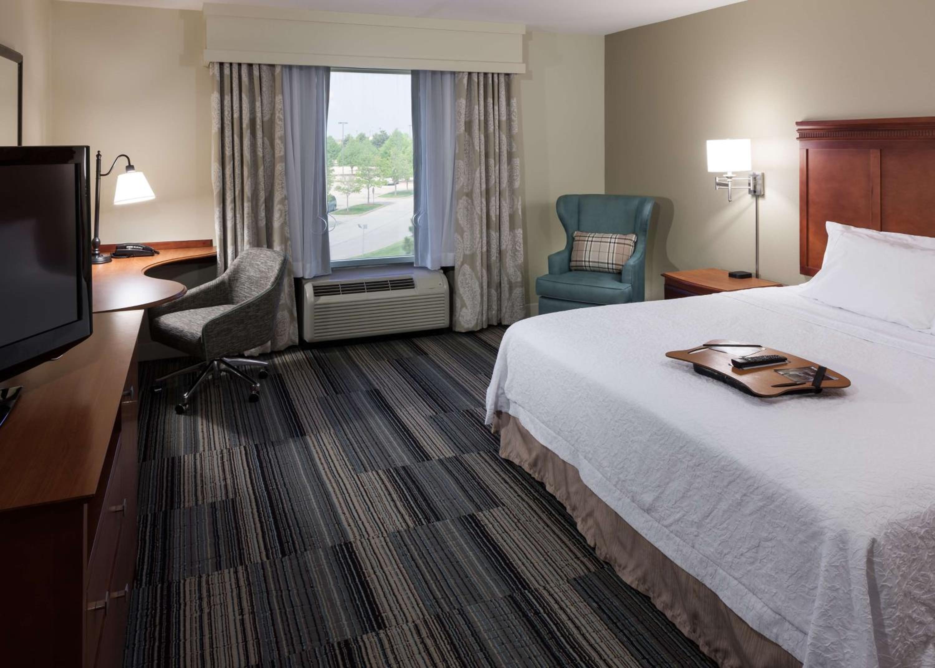 King Room with Accessible Tub - Mobility and Hearing Access/Non-Smoking - Photo 1