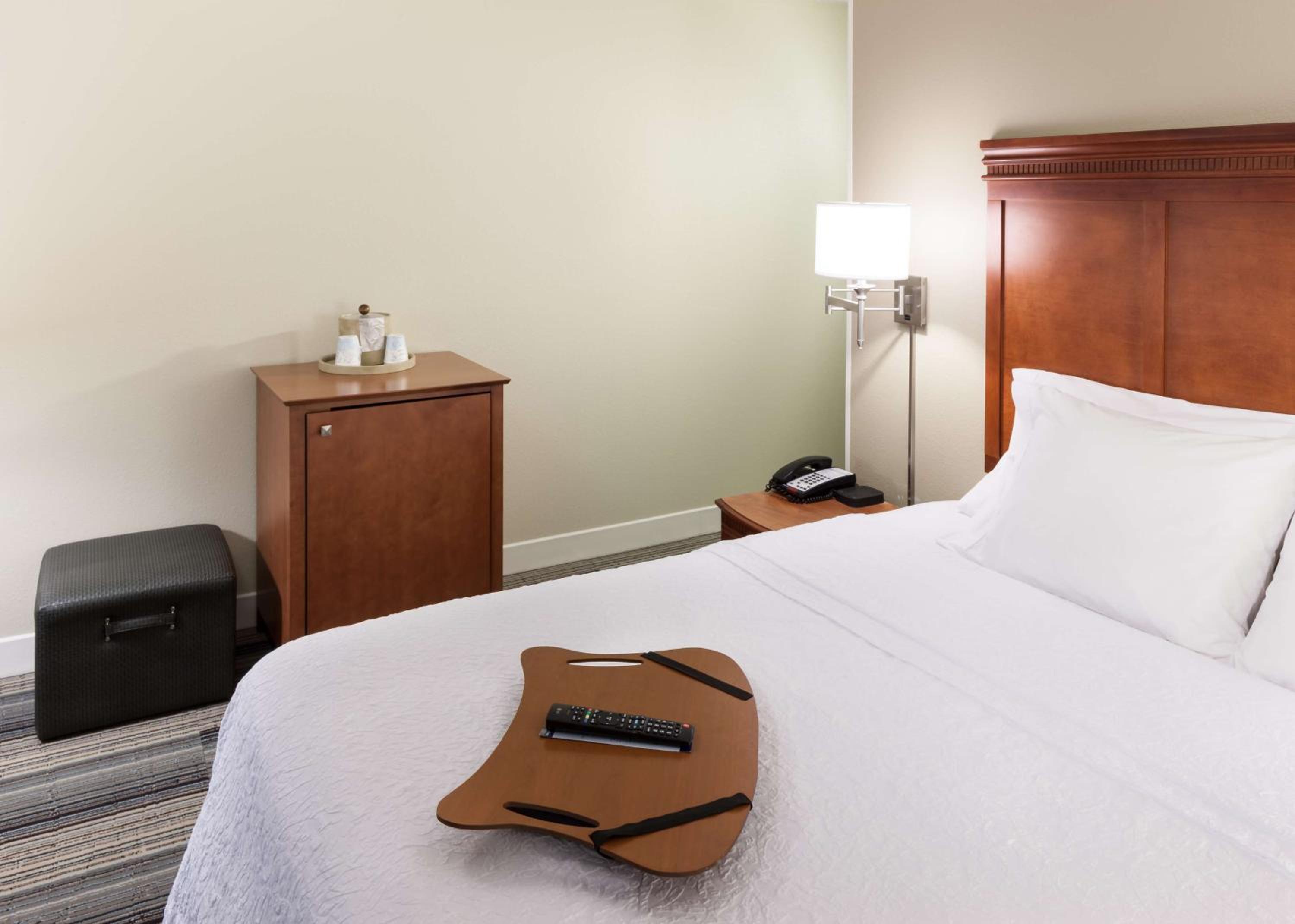 King Room with King Bed - Non-Smoking - Photo 4