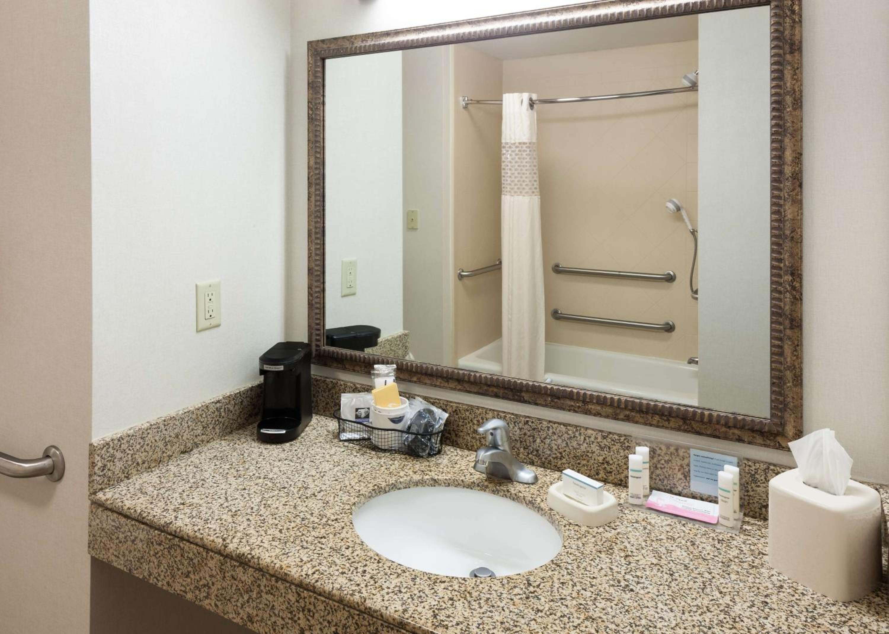 King Room with Accessible Tub - Mobility and Hearing Access/Non-Smoking - Photo 2