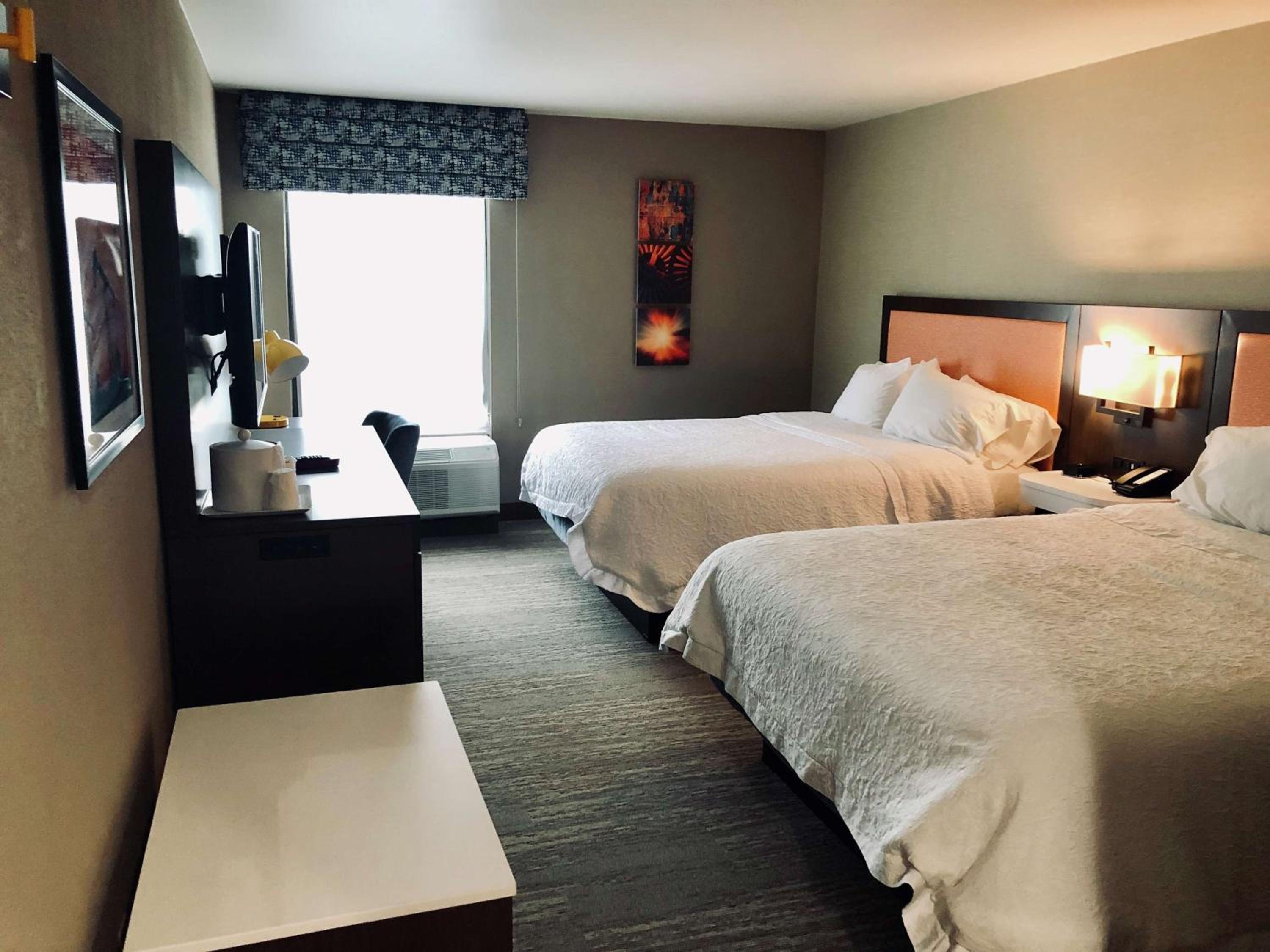 Room with Two Queen Beds - Non-Smoking - Photo 3