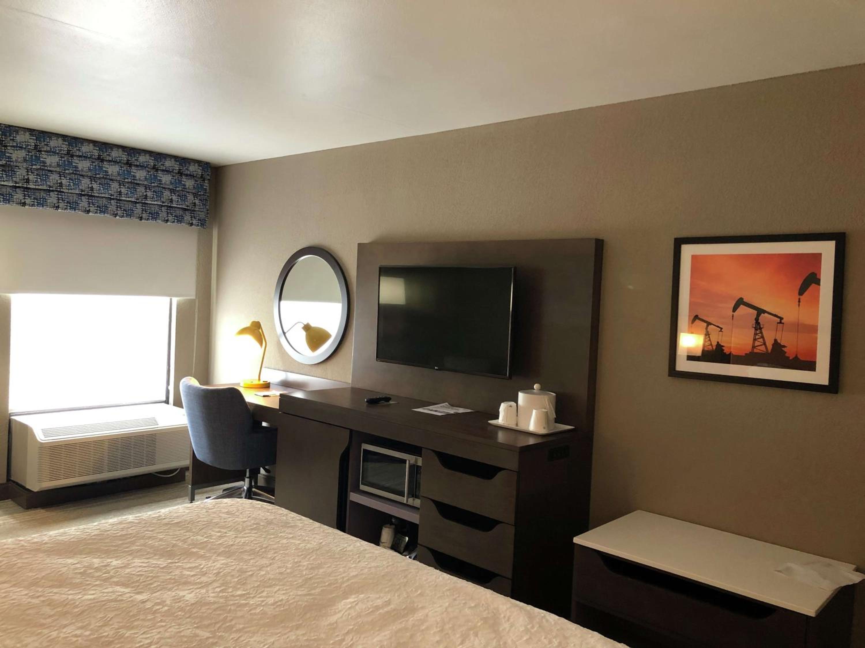 King Room with King Bed - Non-Smoking - Photo 3