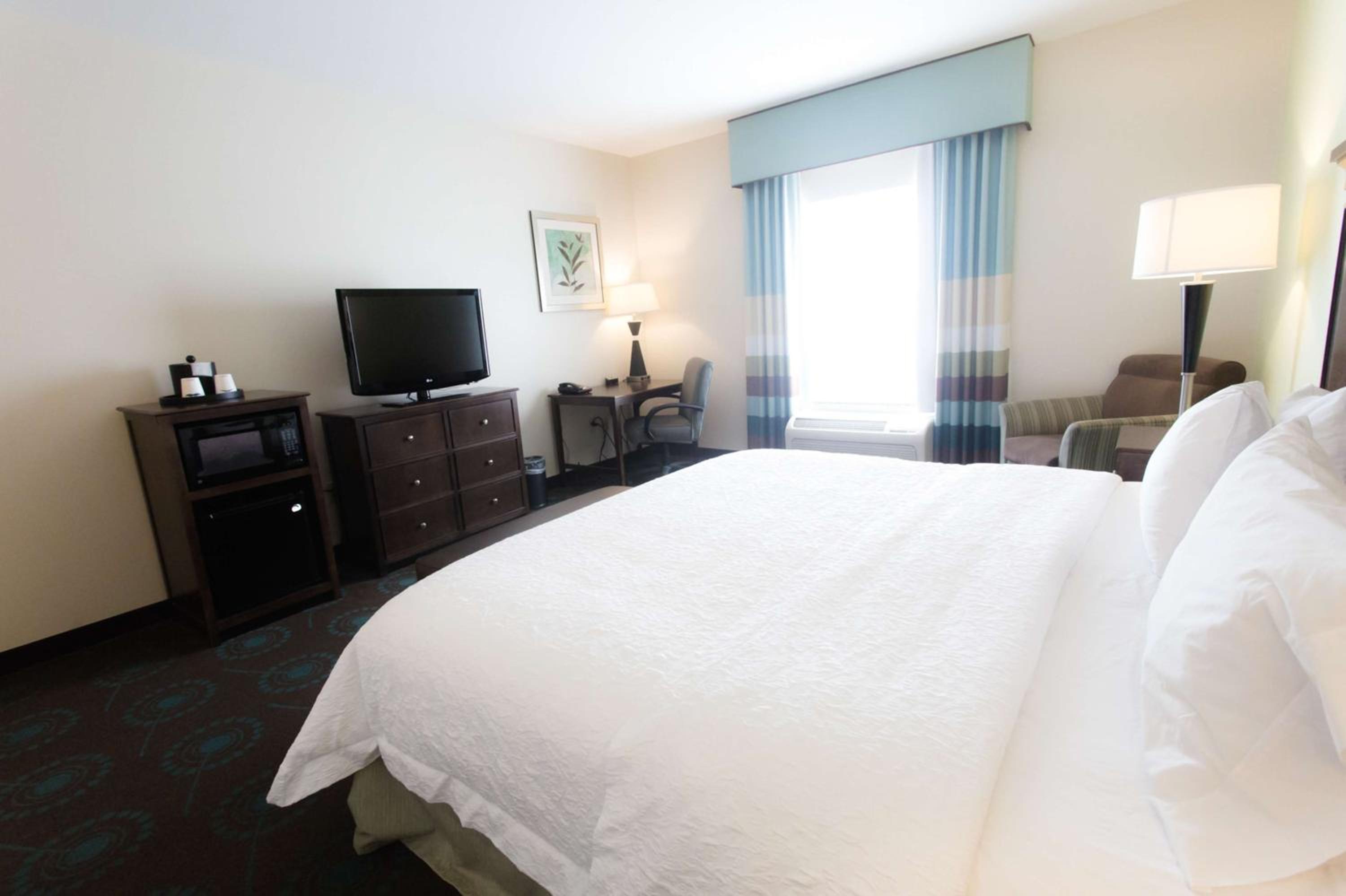 King Room with King Bed - Non-Smoking - Photo 3