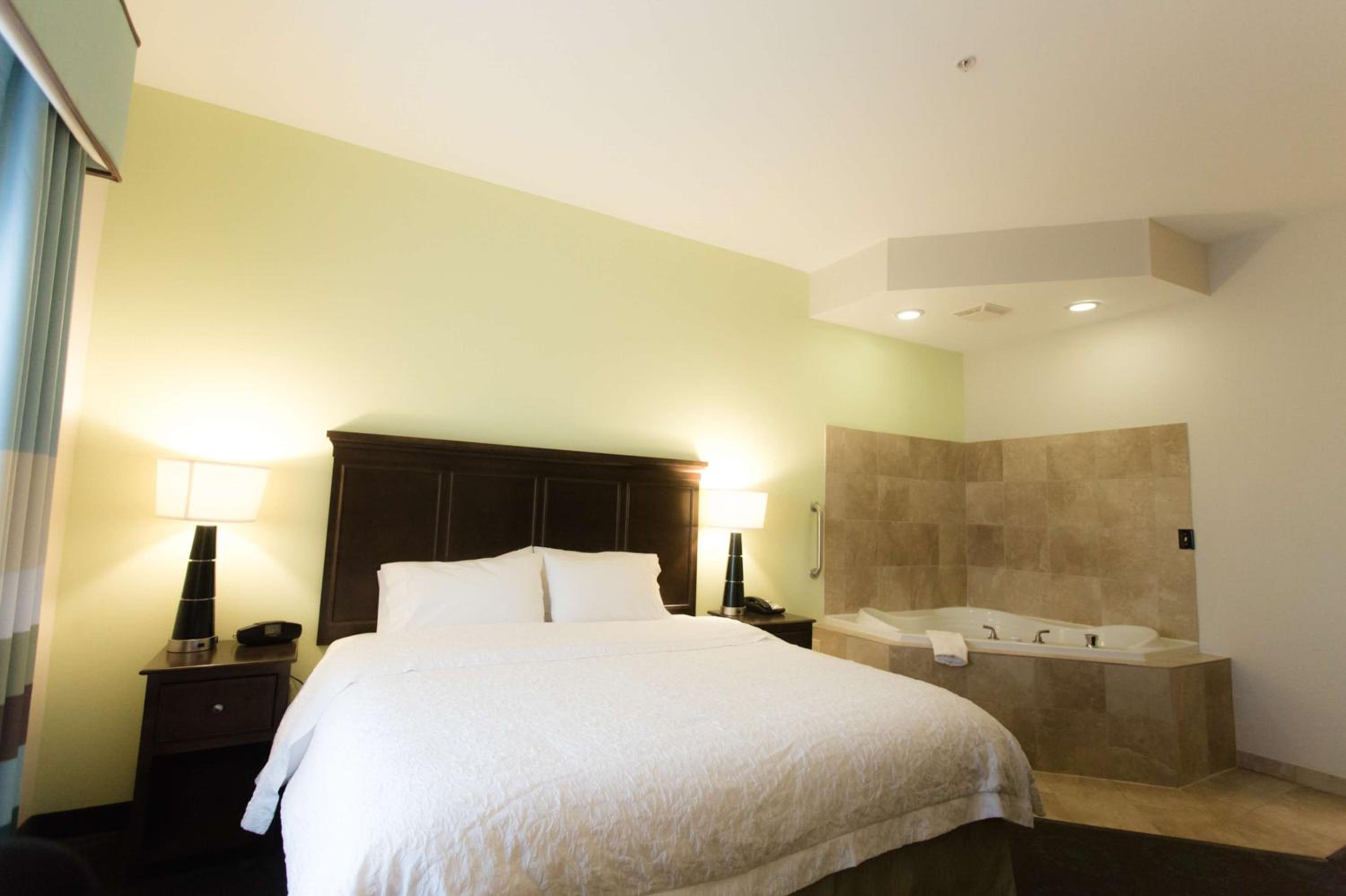 King Studio Suite with Whirlpool - Non-Smoking - Photo 2