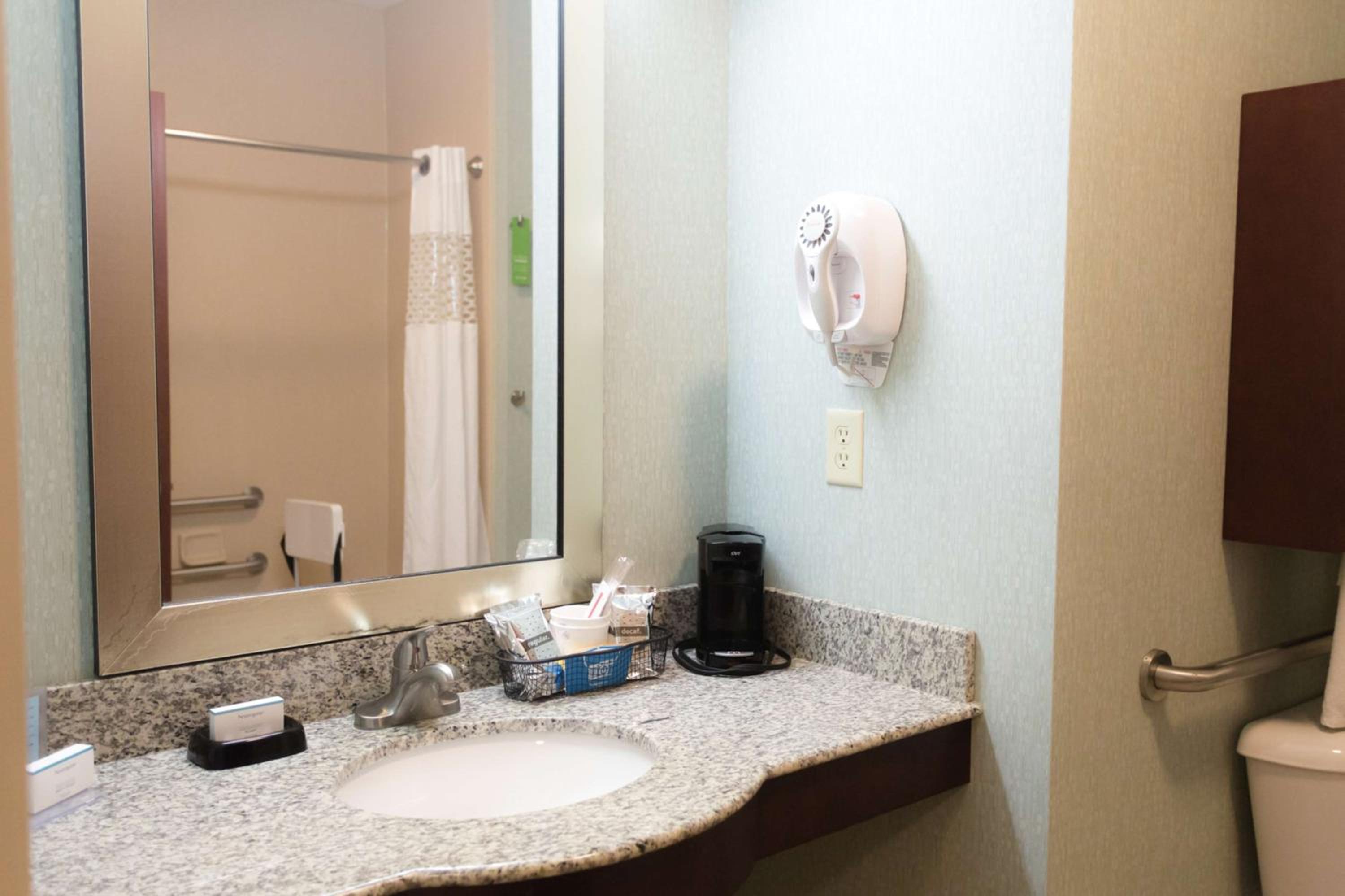 King Room with Accessible Tub - Mobility and Hearing Access/Non-Smoking - Photo 3
