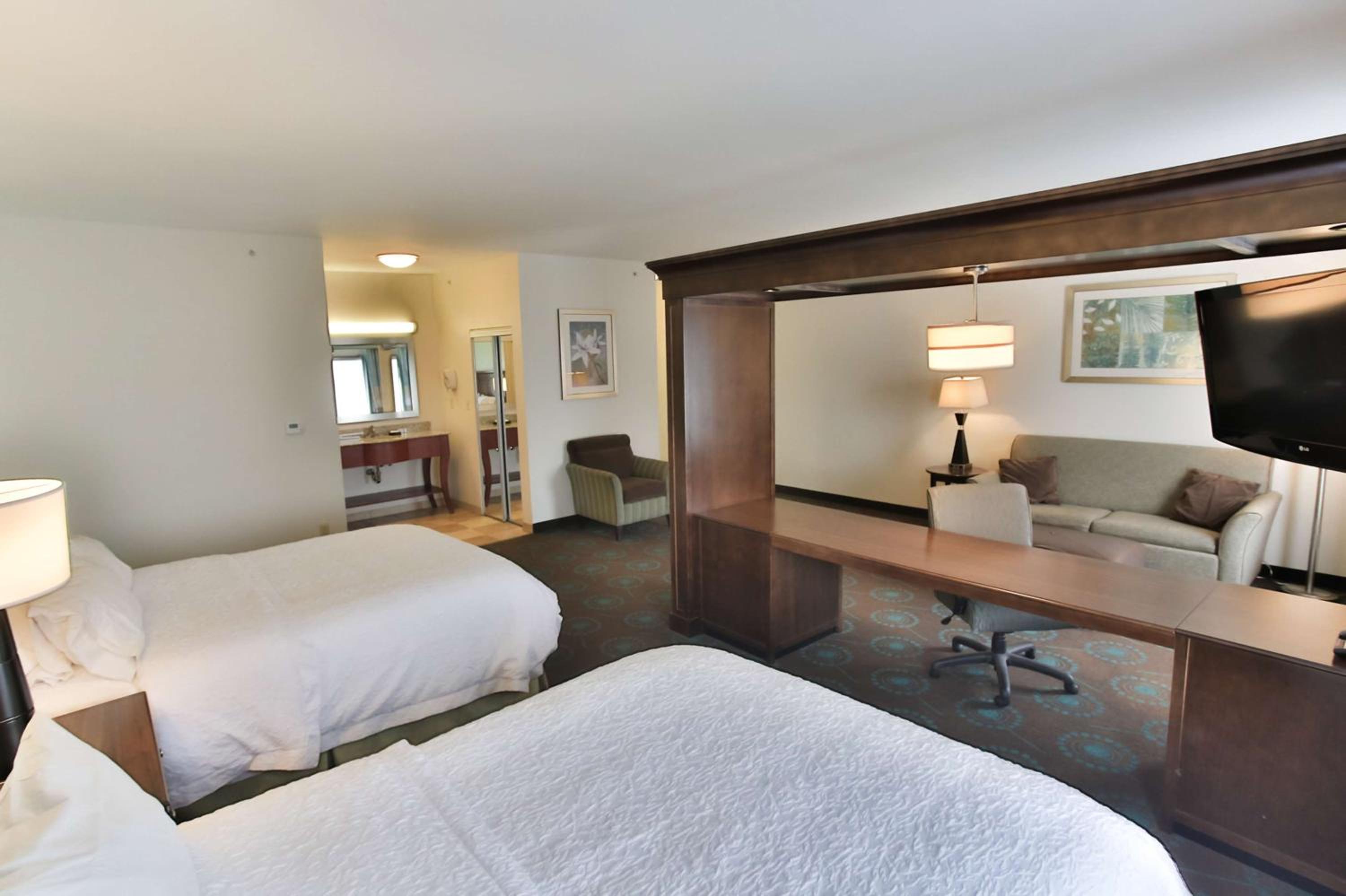 Queen Studio Suite with Two Queen Beds - Non-Smoking - Photo 3