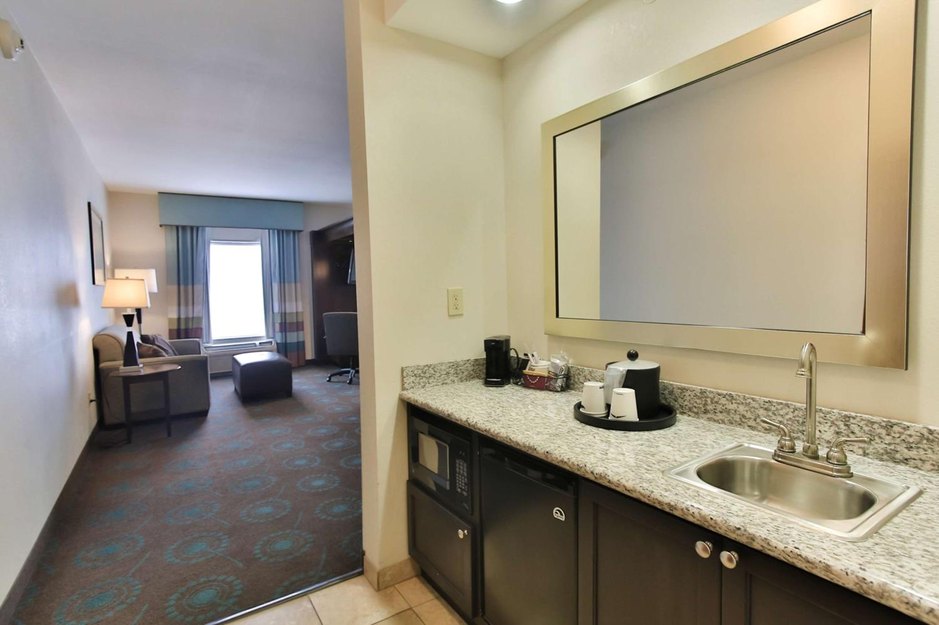 Queen Studio Suite with Two Queen Beds - Non-Smoking - Photo 4