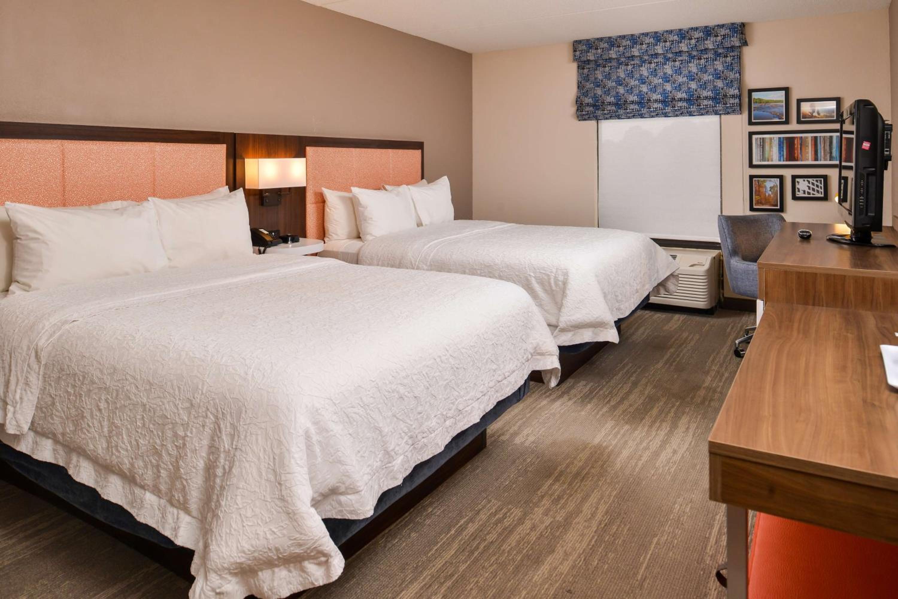 Queen Room with Two Queen Beds - Photo 3
