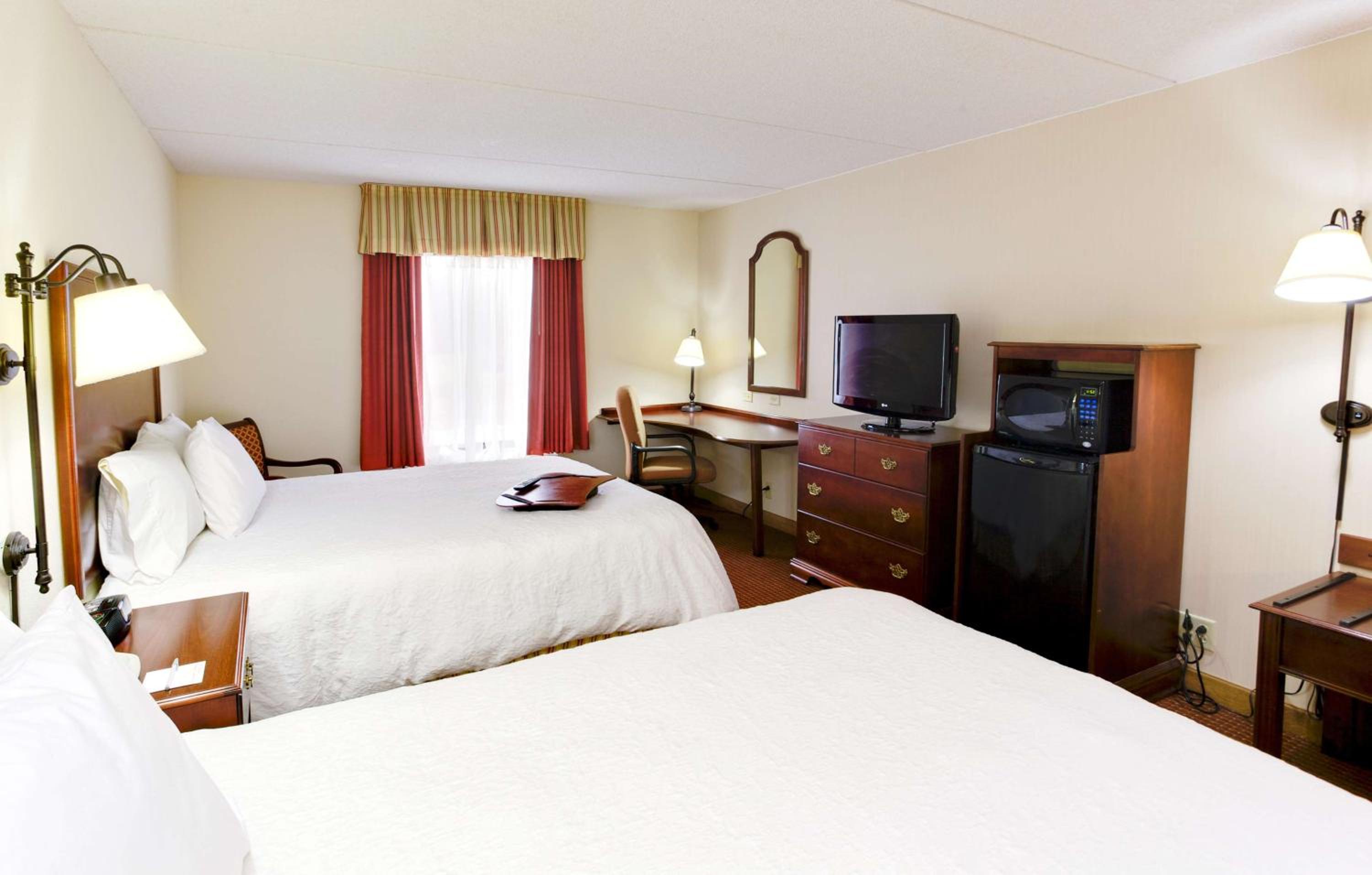 Queen Room with Two Queen Beds - Photo 5