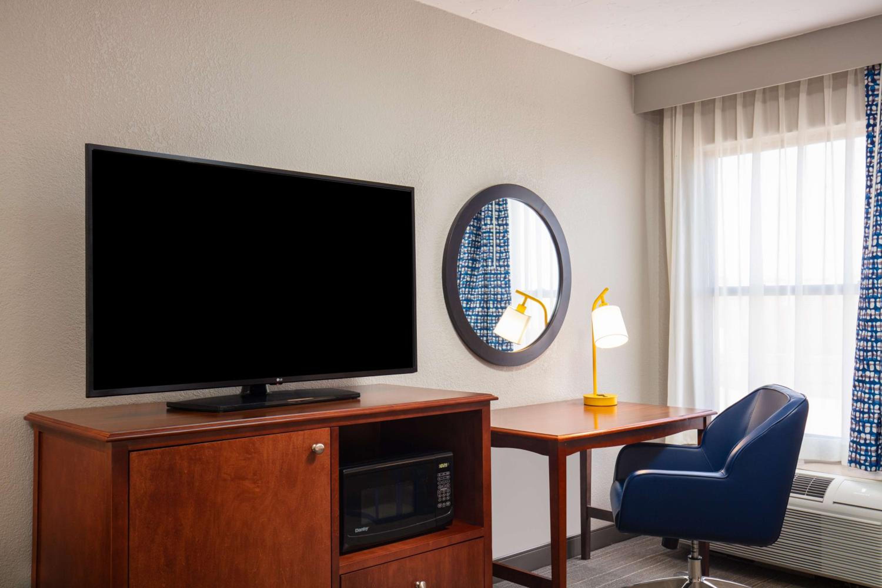 King Room with Roll-In Shower - Mobility Access/Non-Smoking