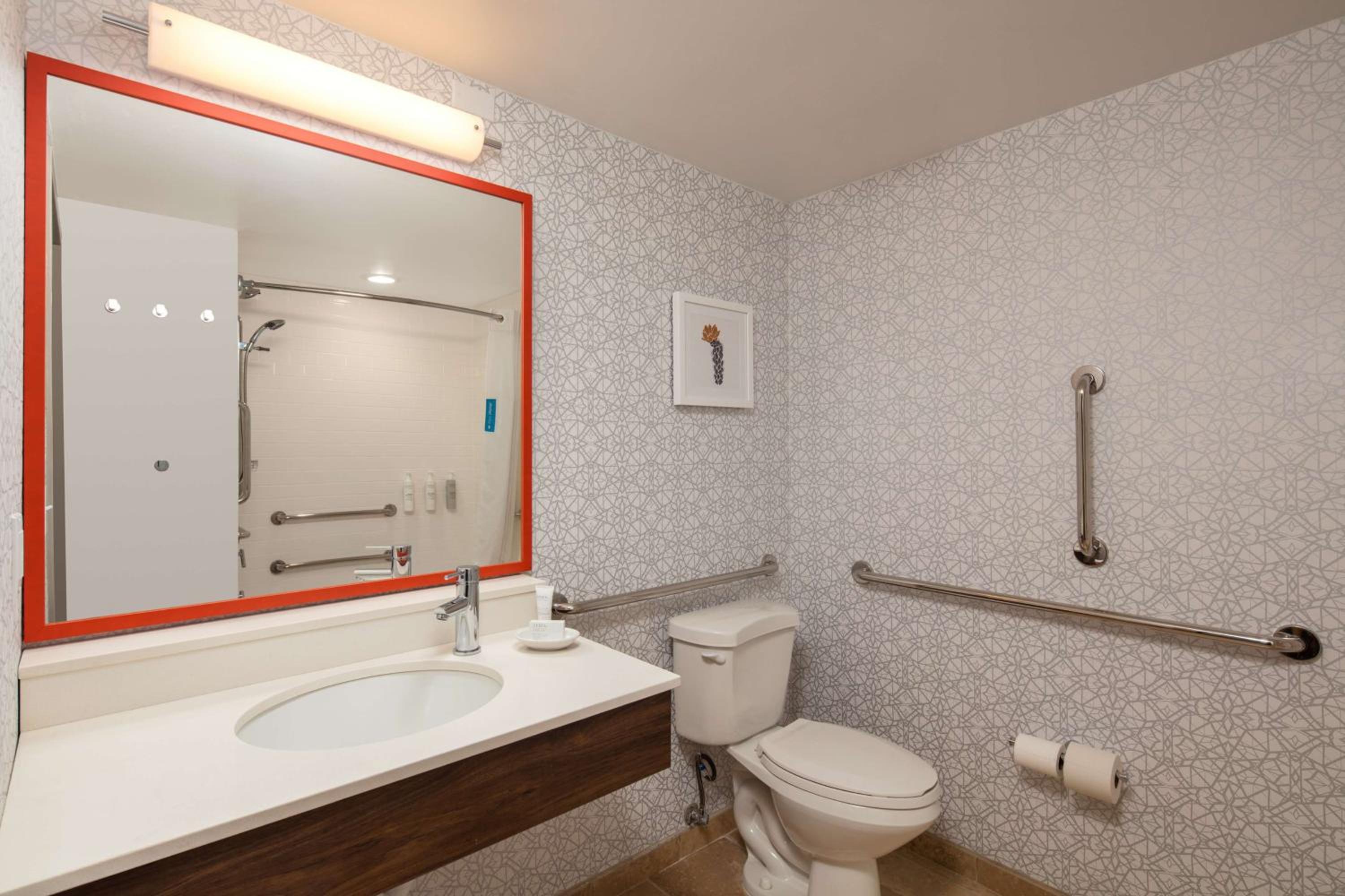 King Room with Tub - Mobility Access/Non-Smoking