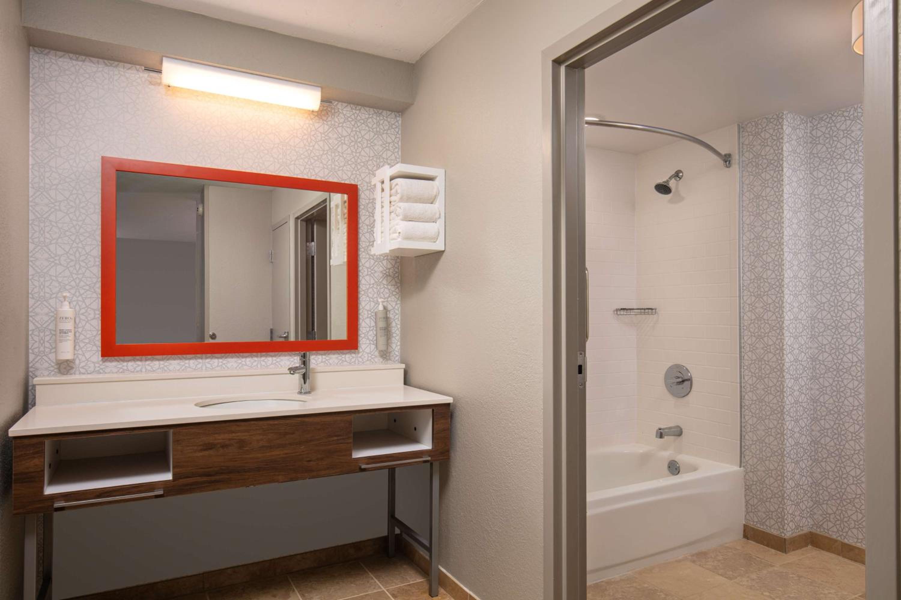 One Bedroom Queen Suite with Kitchen -Non-Smoking