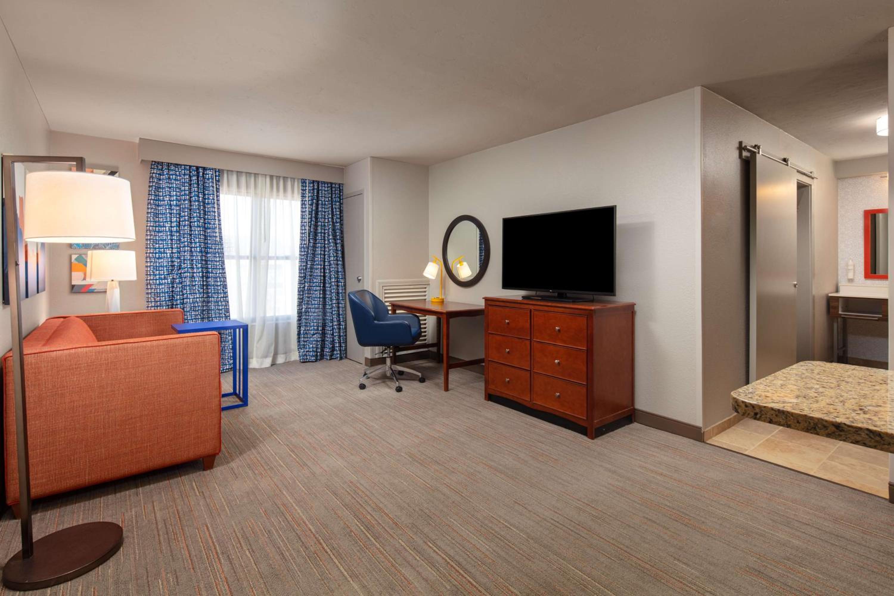 One-Bedroom Suite with Two Queen Beds with Kitchen, Patio and Pool View/Non-Smoking thumbnail 5