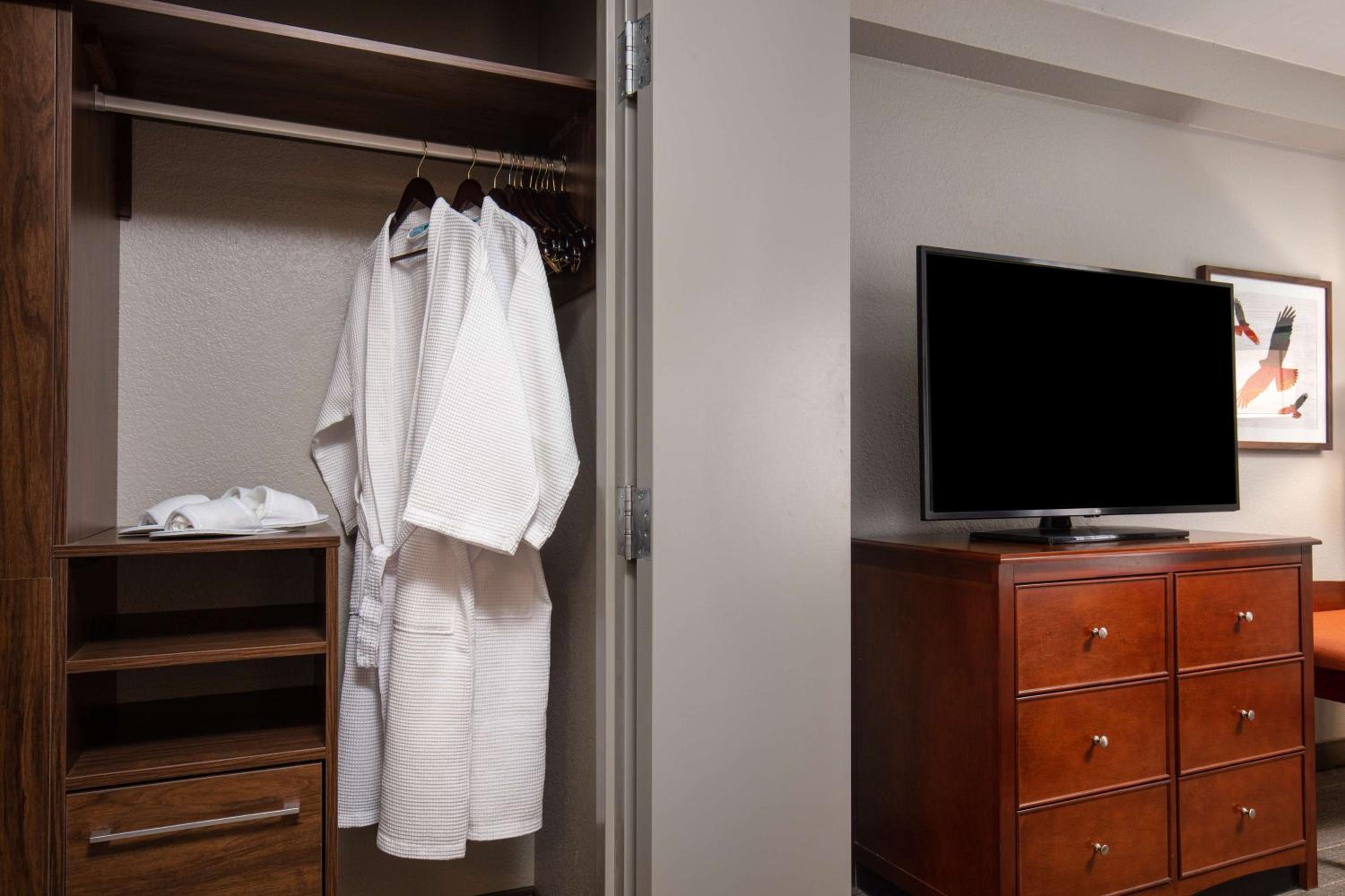 One-Bedroom King Suite with Kitchen and Pool View/Non-Smoking thumbnail 6