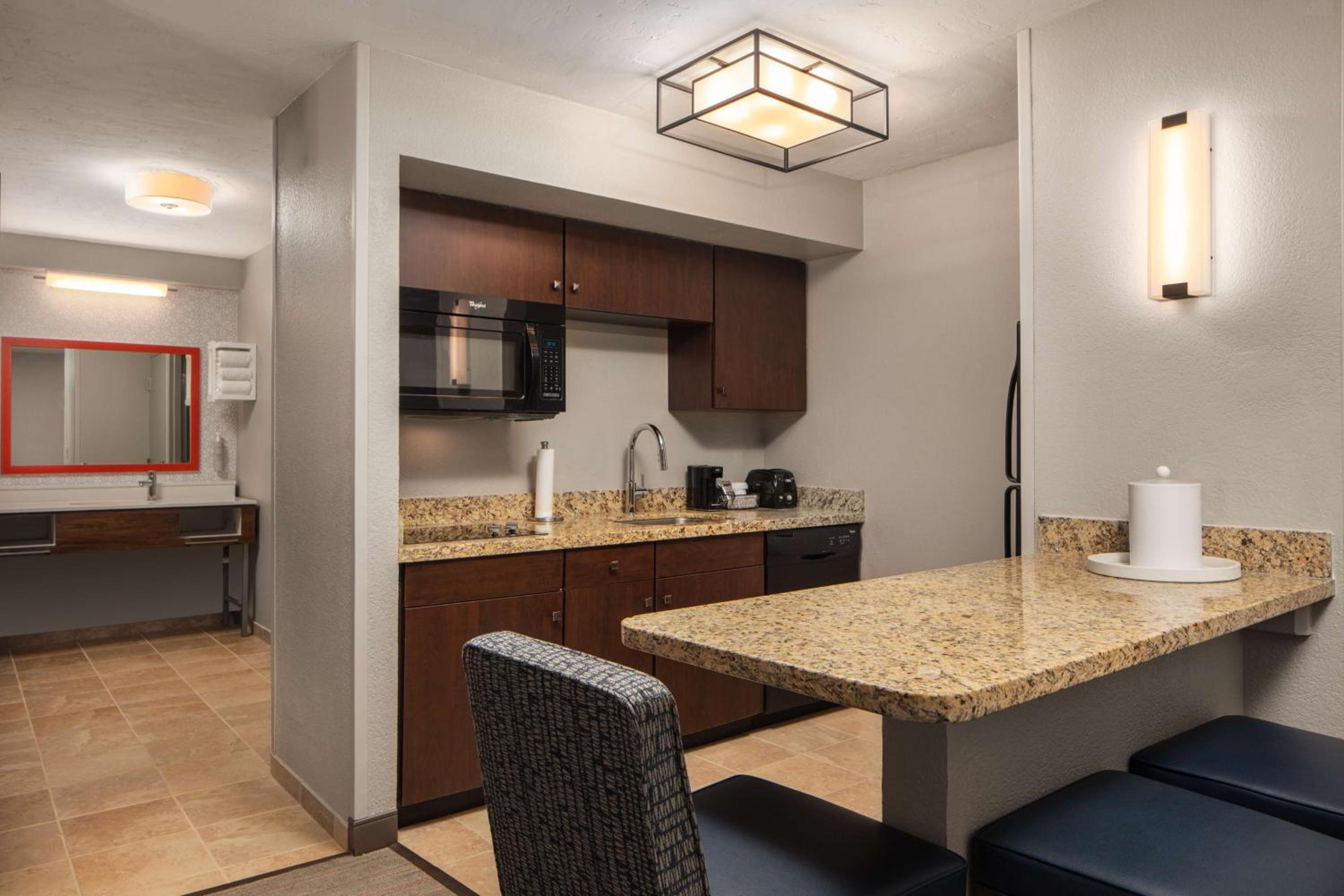 One Bedroom Queen Suite with Kitchen -Non-Smoking