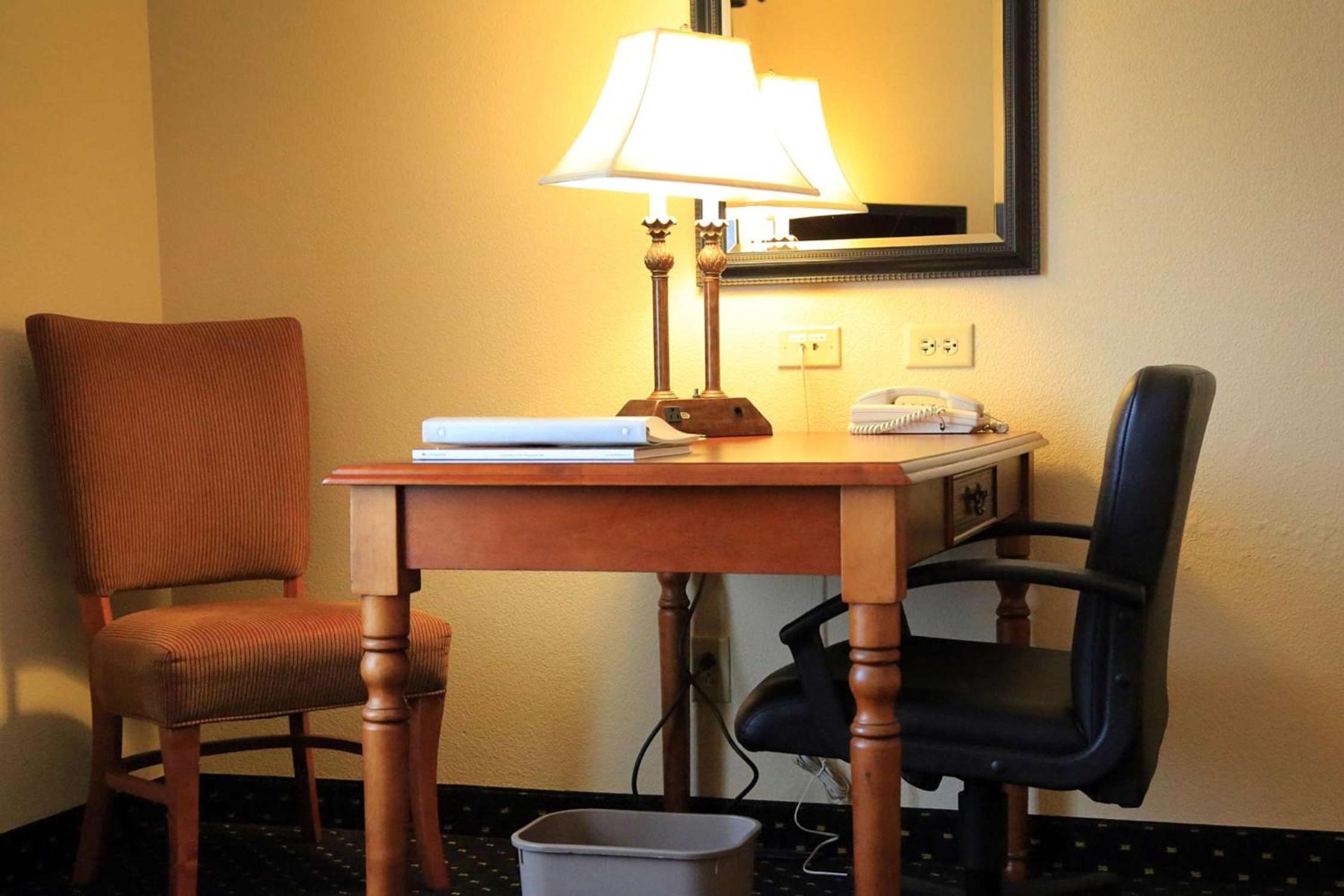 Deluxe King Room - Non-Smoking - Photo 1