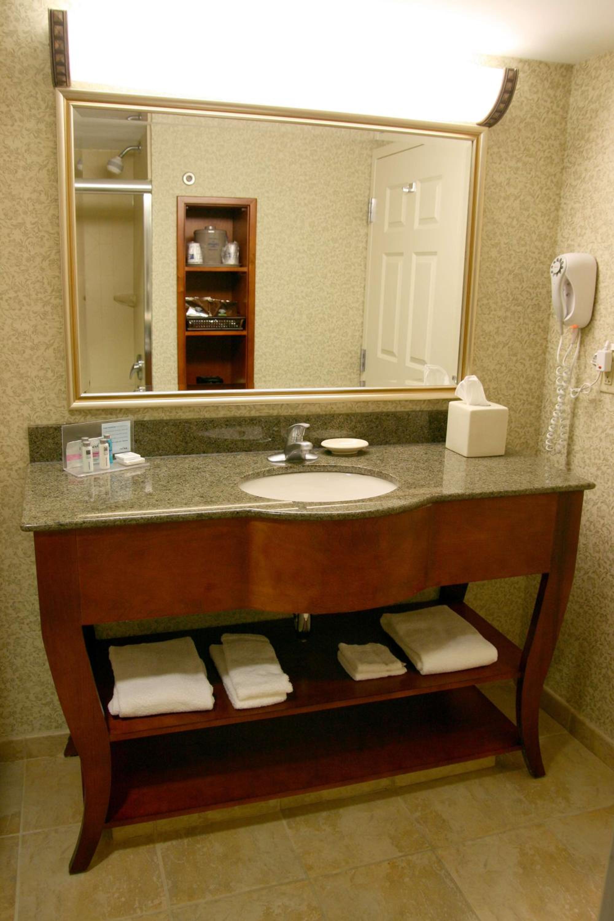 Deluxe King Room - Non-Smoking - Photo 2