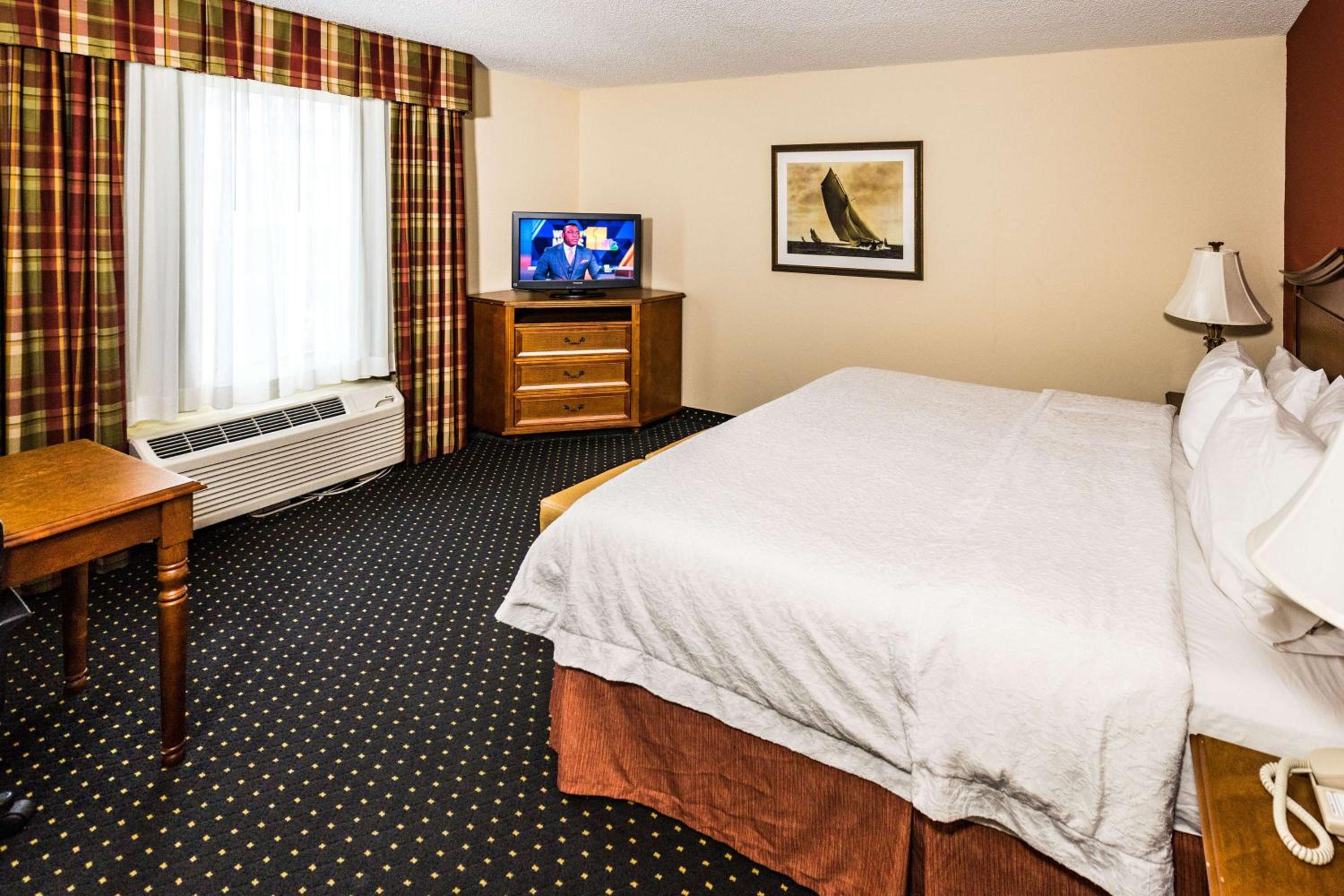 Deluxe King Room - Non-Smoking - Photo 5