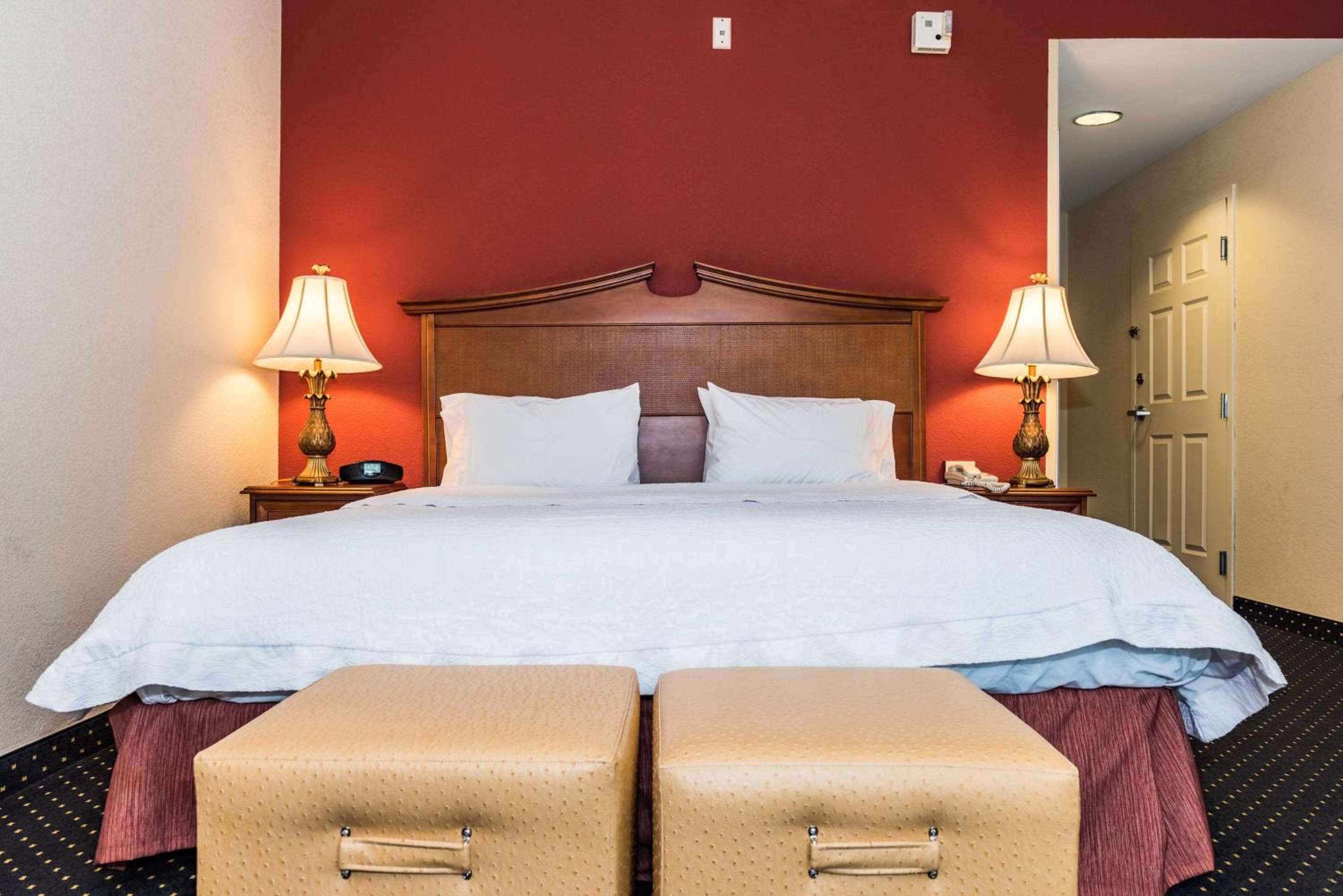 Deluxe King Room - Non-Smoking - Photo 4