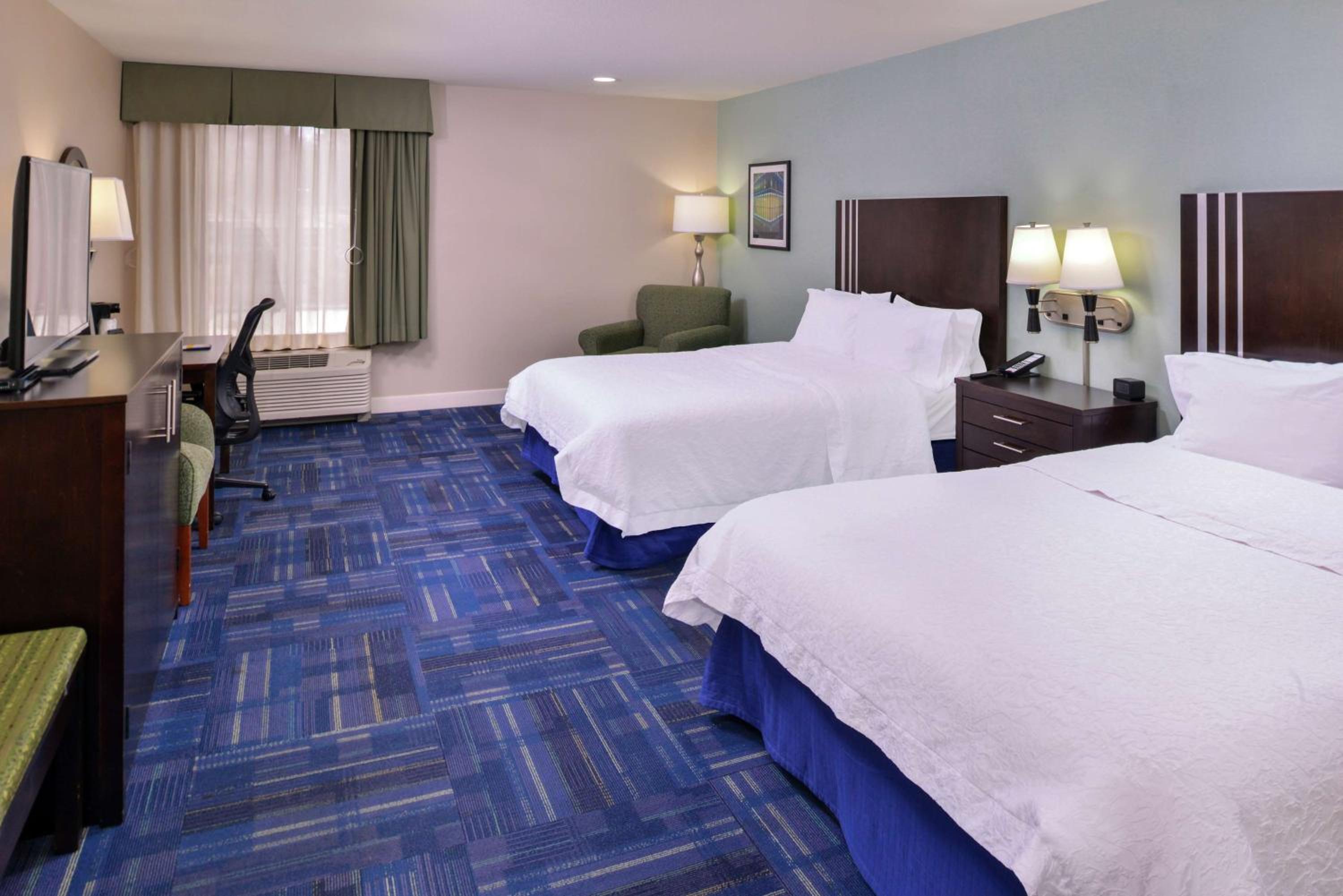 Queen Room with Two Queen Beds - Non-Smoking - Photo 2