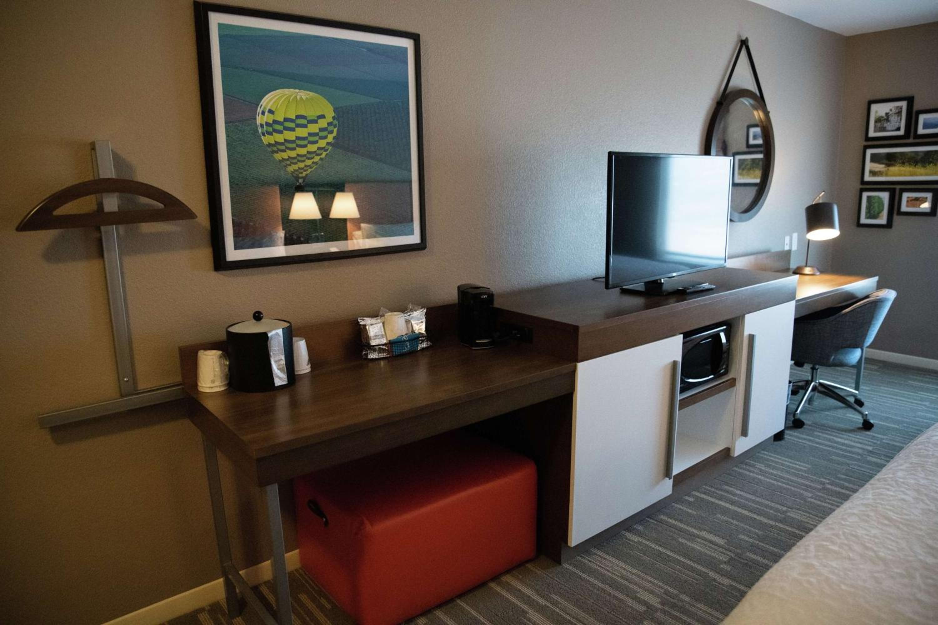 King Studio Suite with Sofa Bed - Non-Smoking photo 2