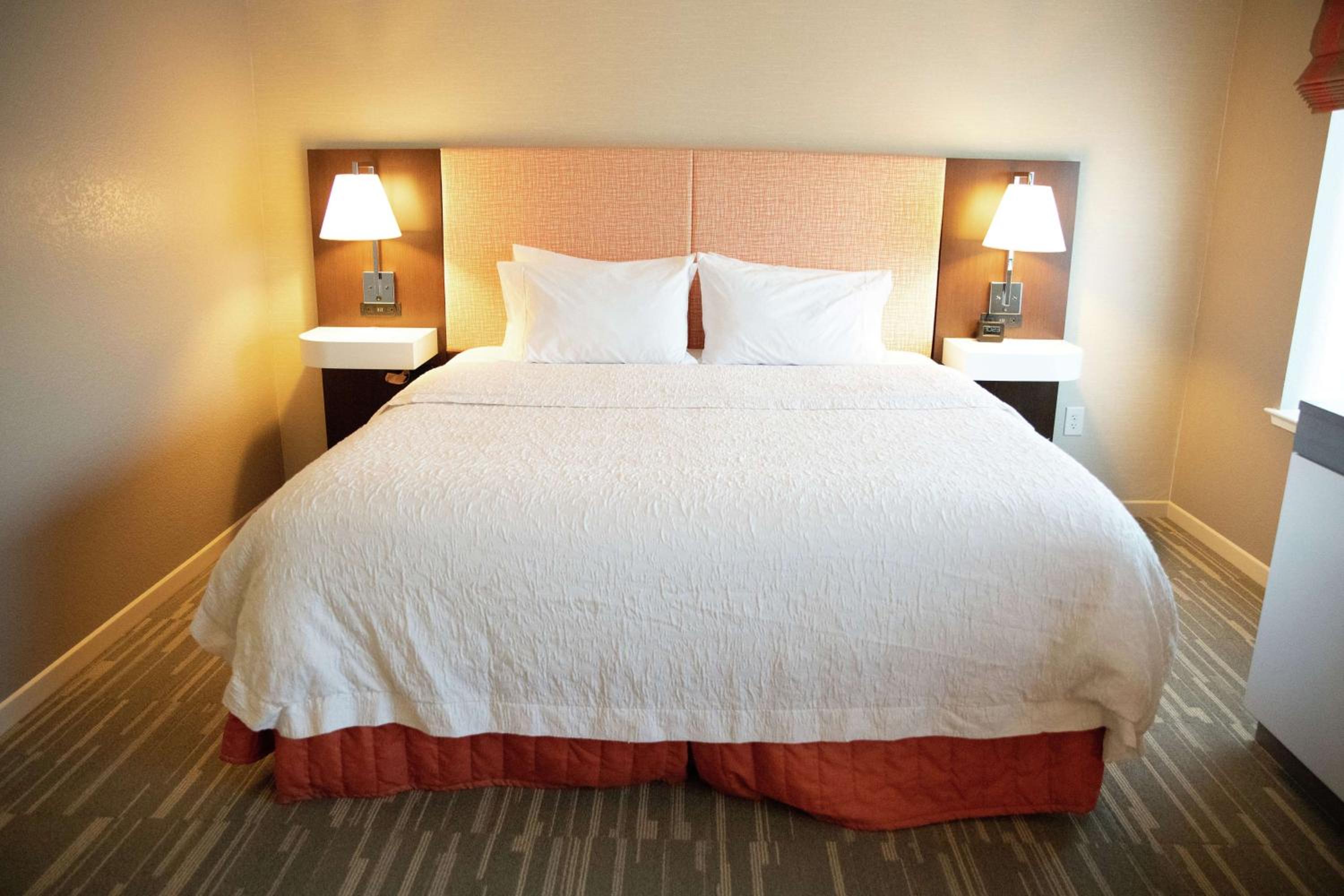 King Room with King Bed - Non-Smoking photo 3