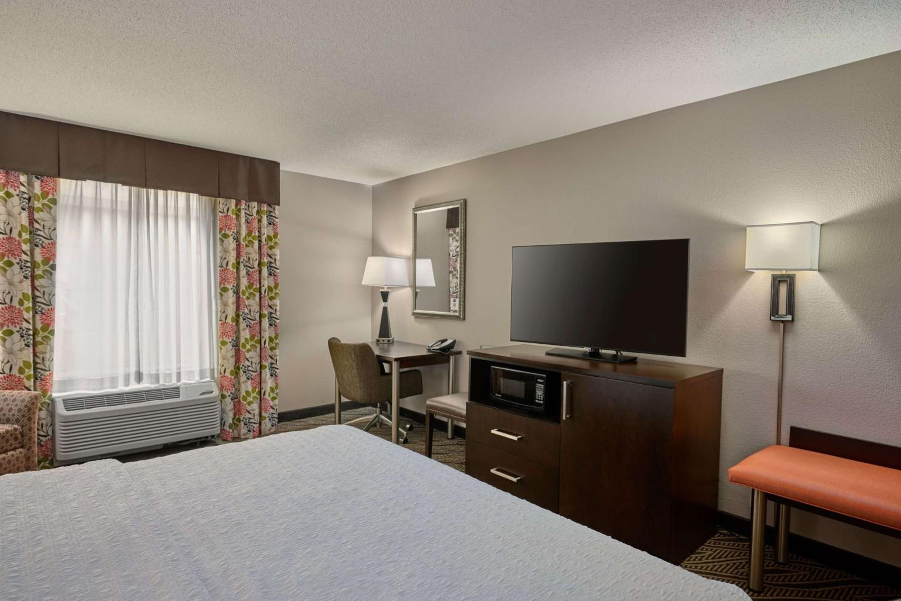 King Room with King Bed - Non-Smoking photo 3