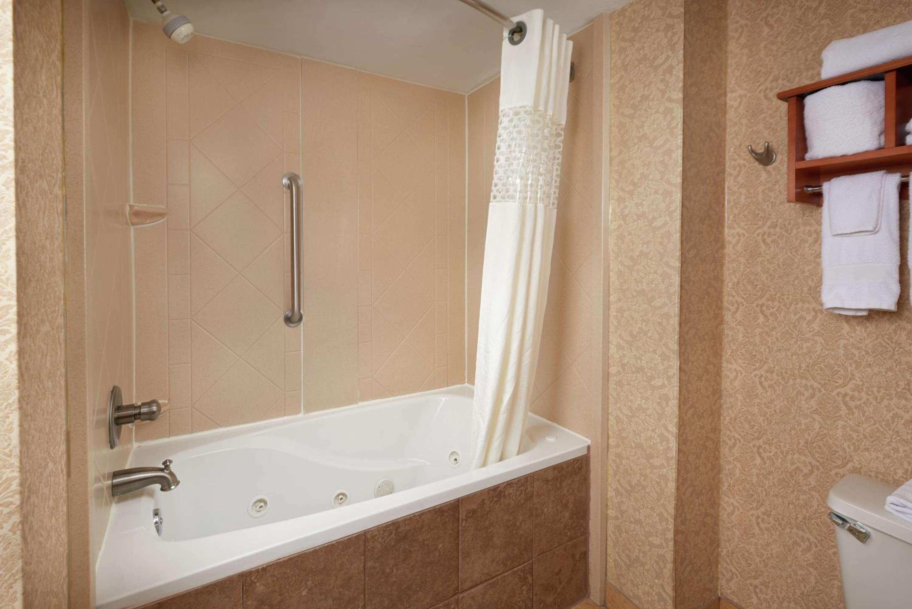 King Room with Spa Bath - Photo 3