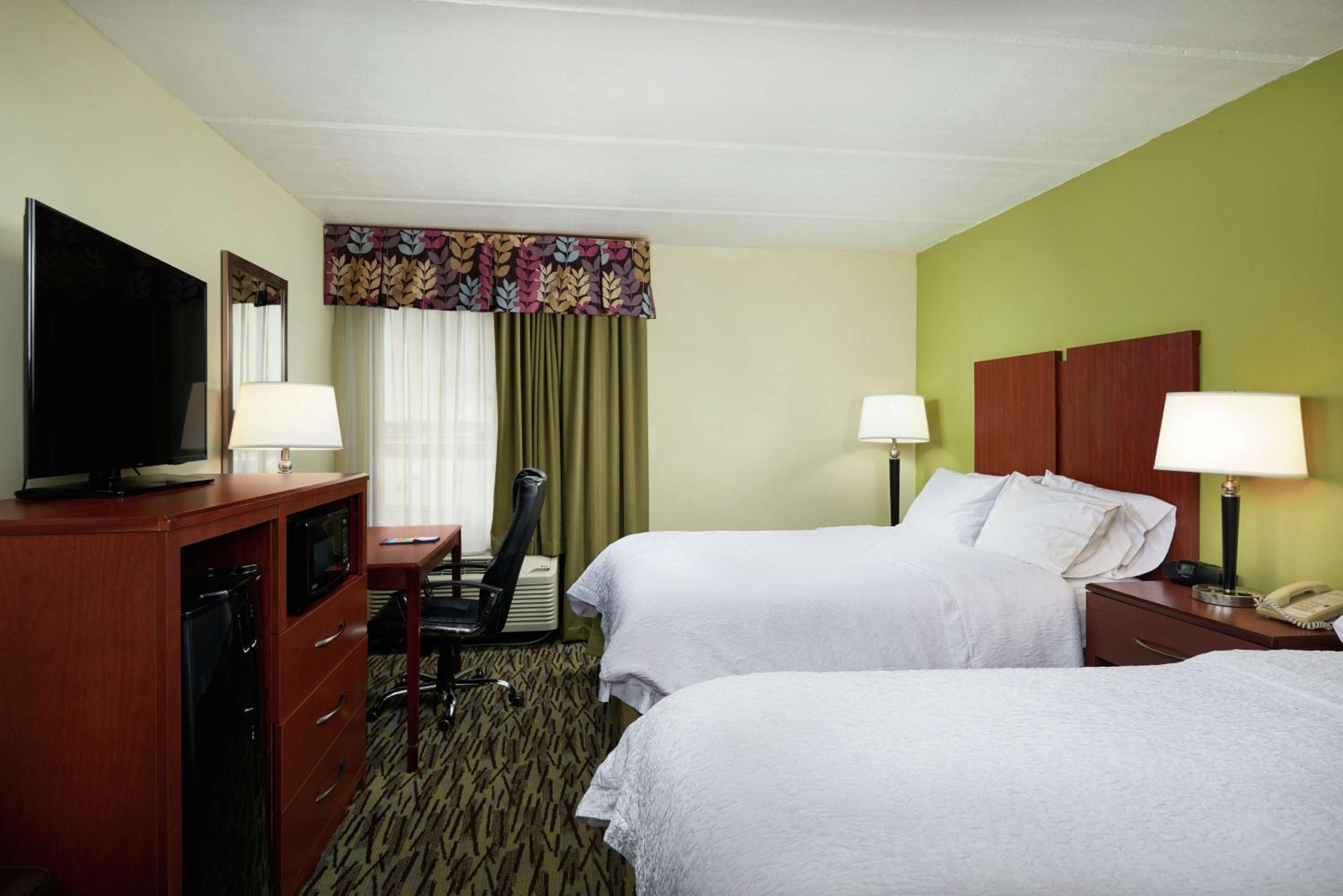Queen Room with Two Queen Beds - Non-Smoking - Photo 4