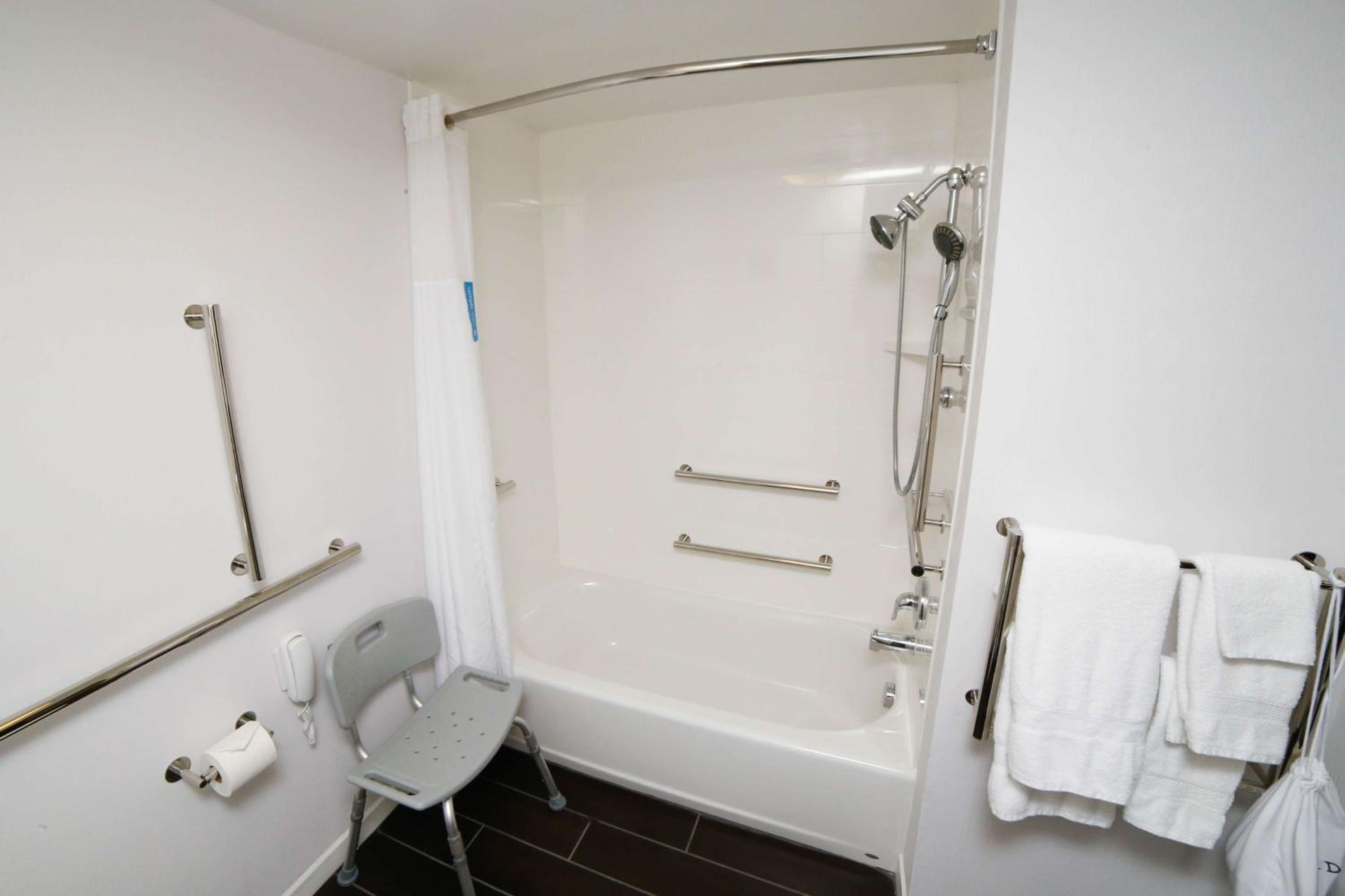 Queen Room with Mobility/Hearing Accessible Tub - Non-Smoking - Photo 3