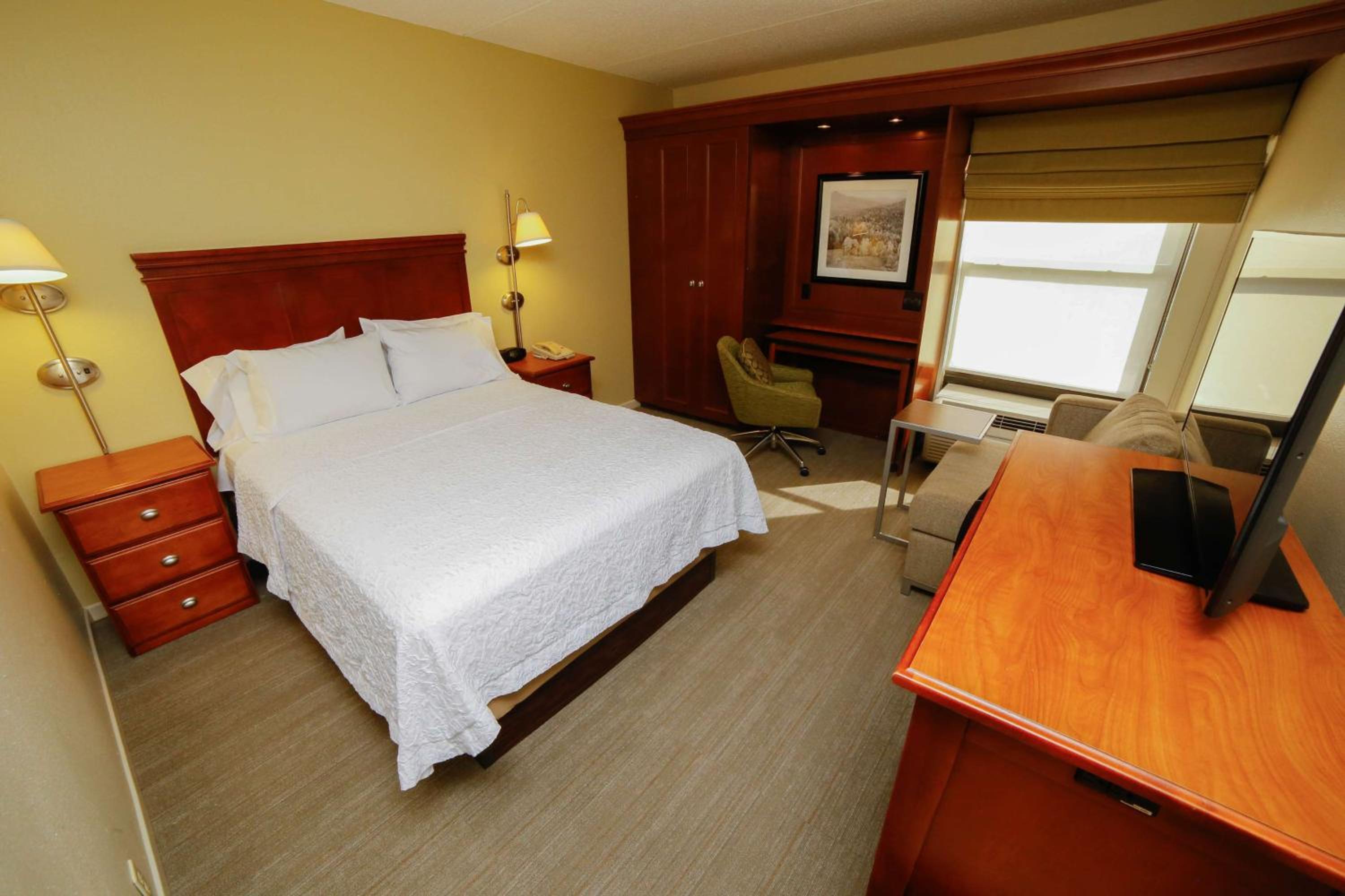 Queen Room with Mobility/Hearing Accessible Tub - Non-Smoking - Photo 1