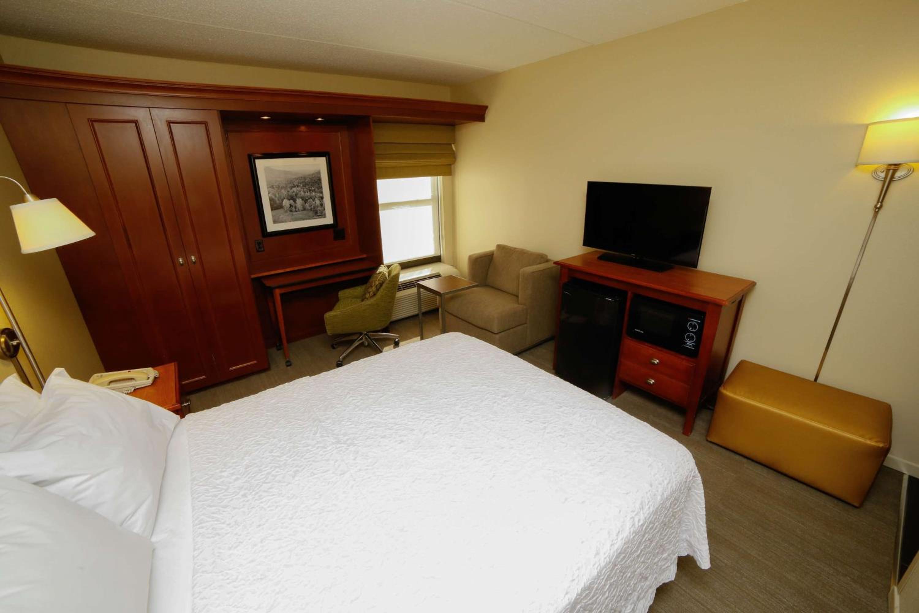 Queen Room with Mobility/Hearing Accessible Tub - Non-Smoking - Photo 2