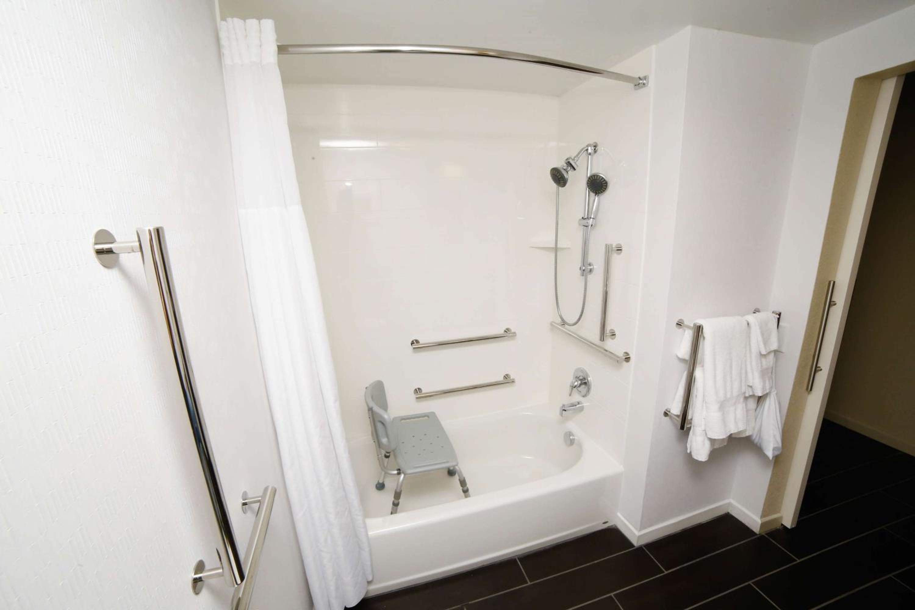 Queen Room with Mobility/Hearing Accessible Tub - Non-Smoking - Photo 5