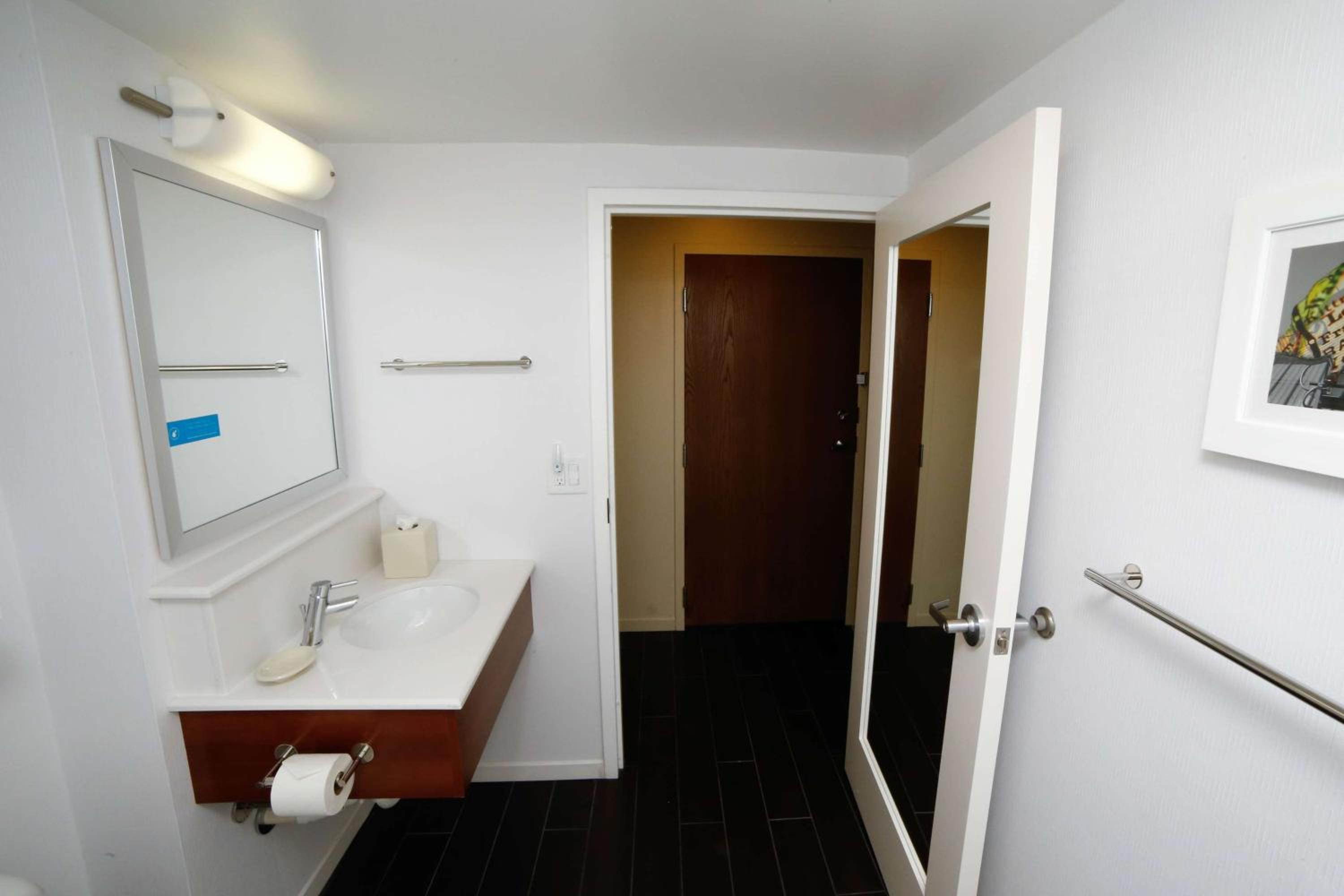 King Room with King Bed - Non-Smoking - Photo 5