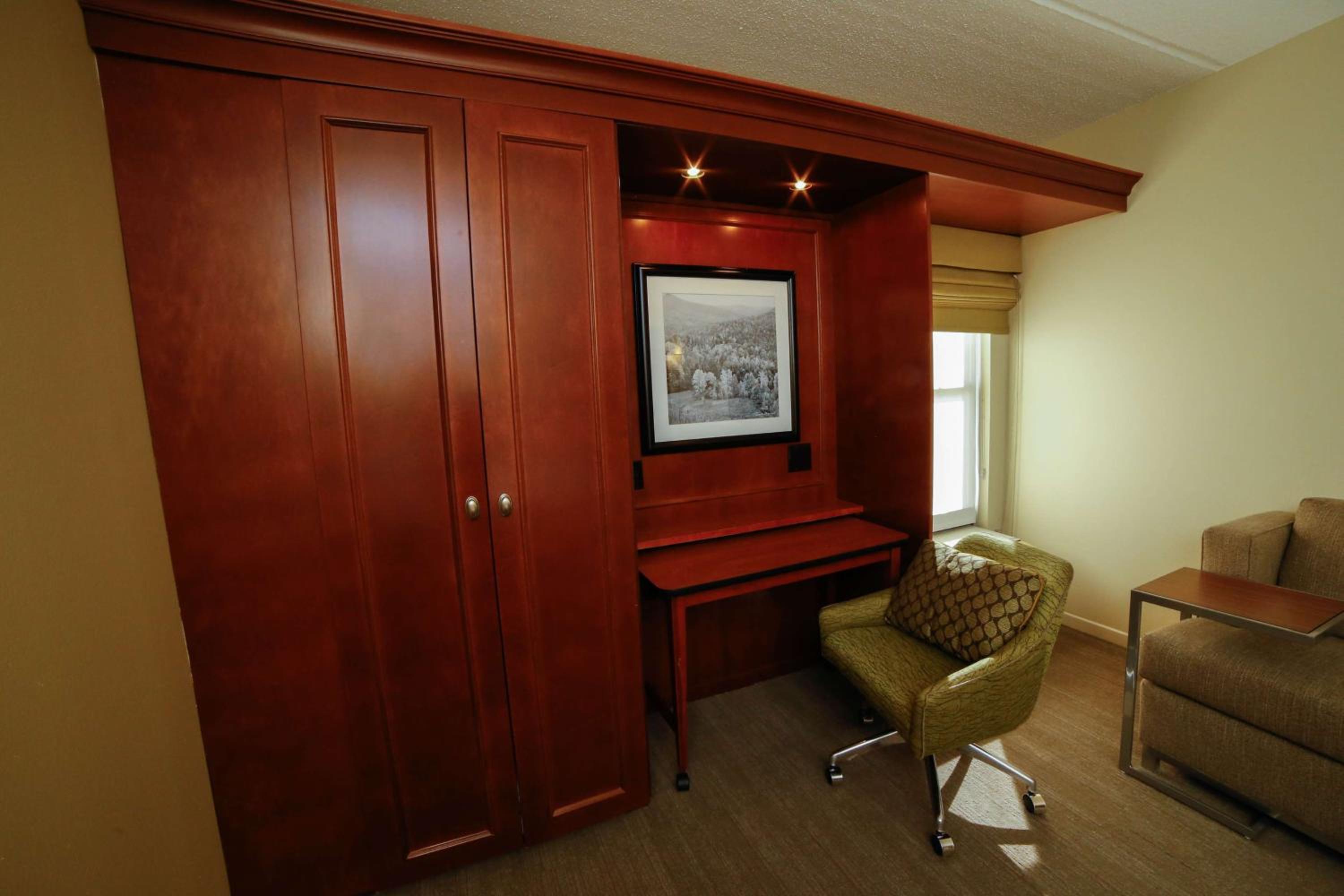 King Room with King Bed - Non-Smoking - Photo 1