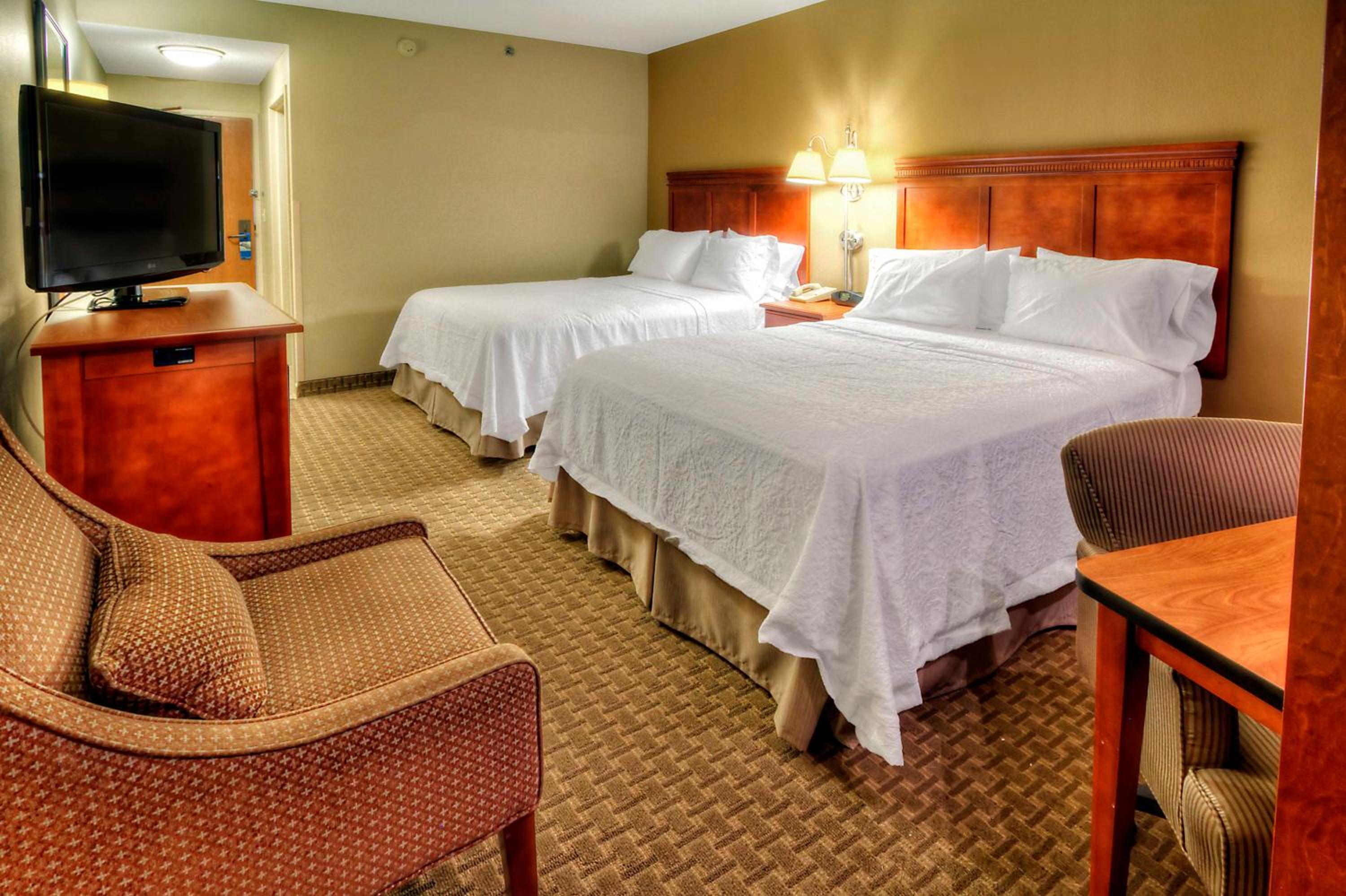 Room with Two Queen Beds - Non-Smoking - Photo 4