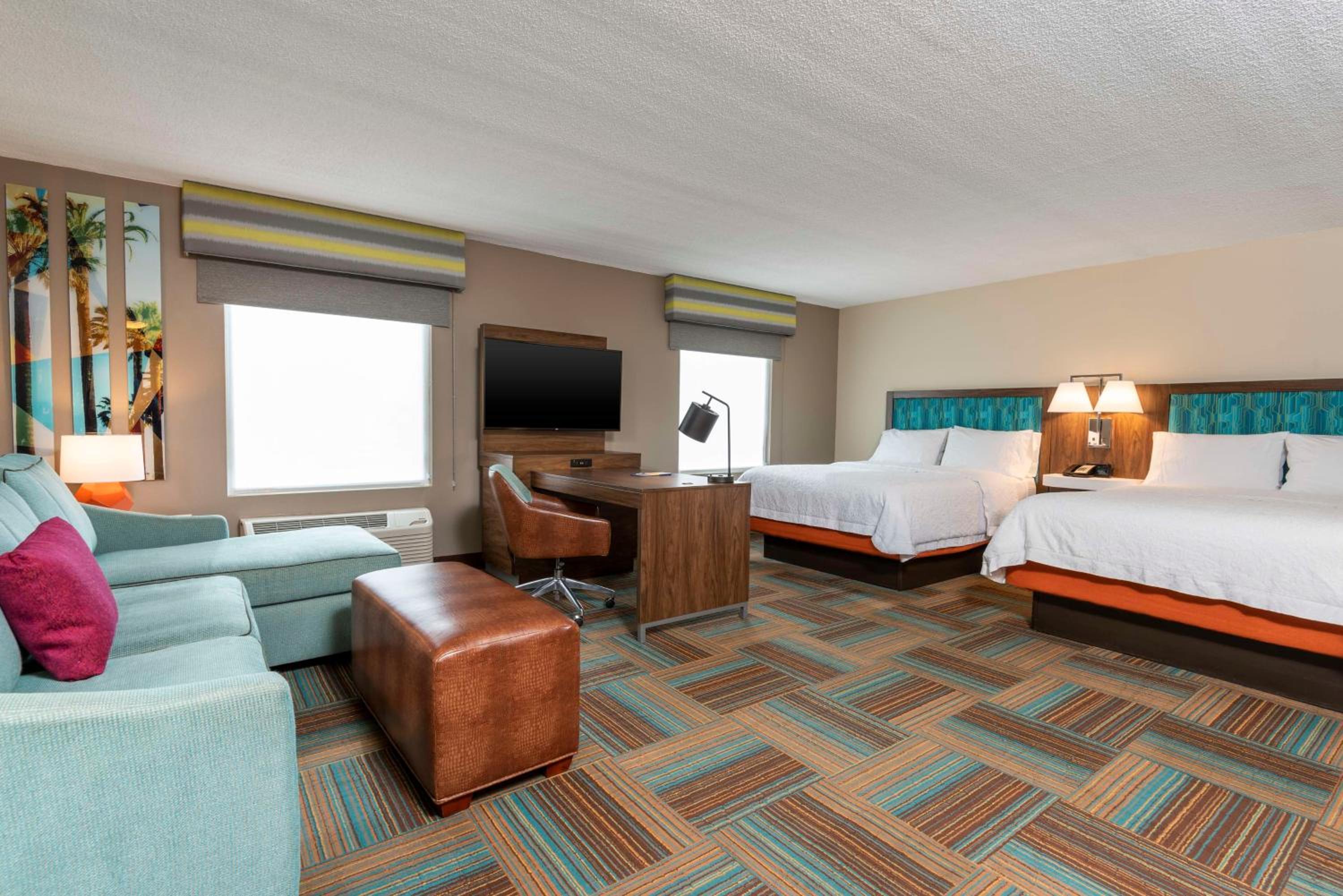 Queen Studio Suite with Two Queen Beds - Non-Smoking - Photo 4