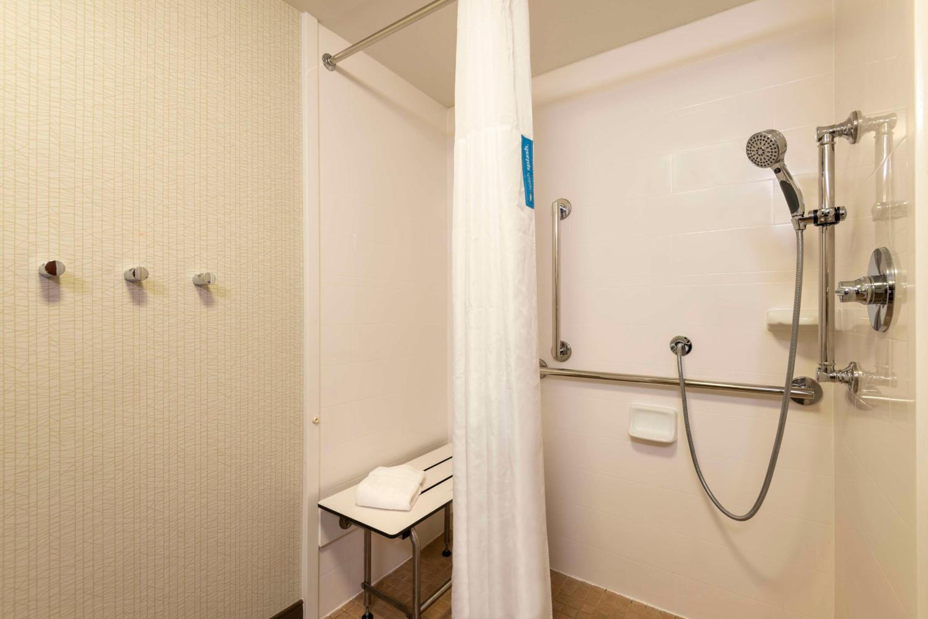 King Studio with Roll-In Shower - Mobility and Hearing Access/Non-Smoking - Photo 5