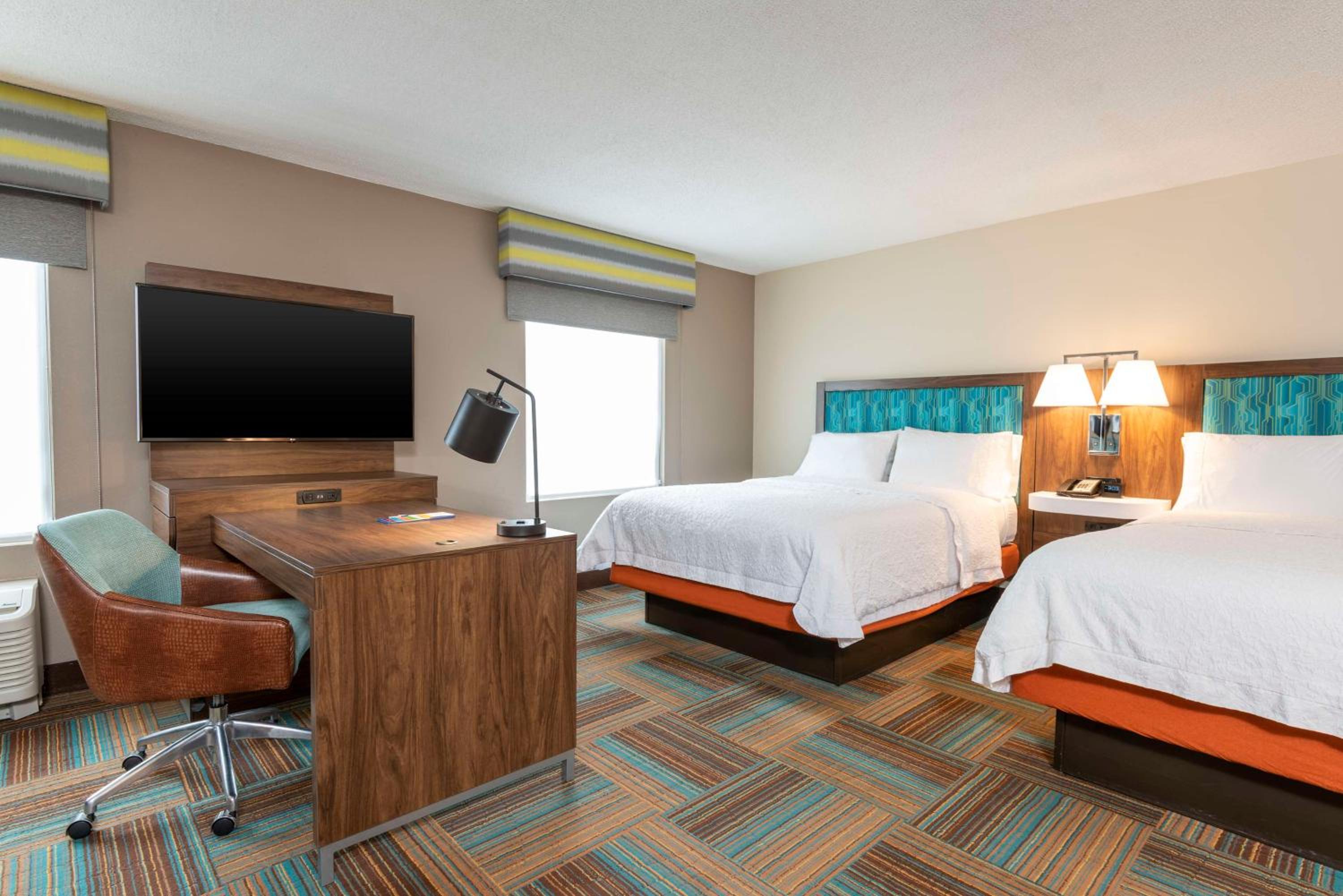 Queen Studio Suite with Two Queen Beds - Non-Smoking - Photo 2