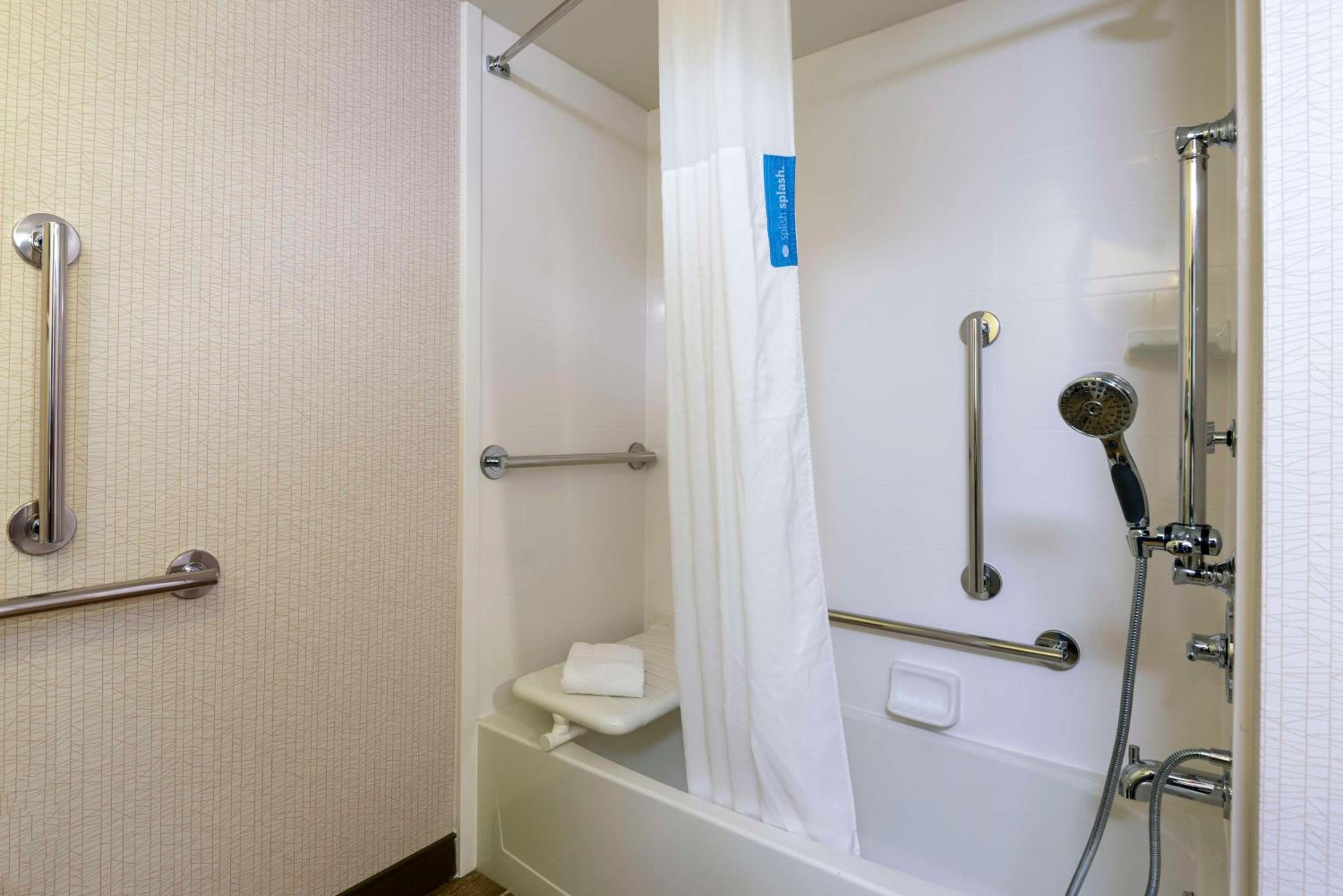 King Room with Accessible Tub - Mobility and Hearing Access/Non-Smoking - Photo 1
