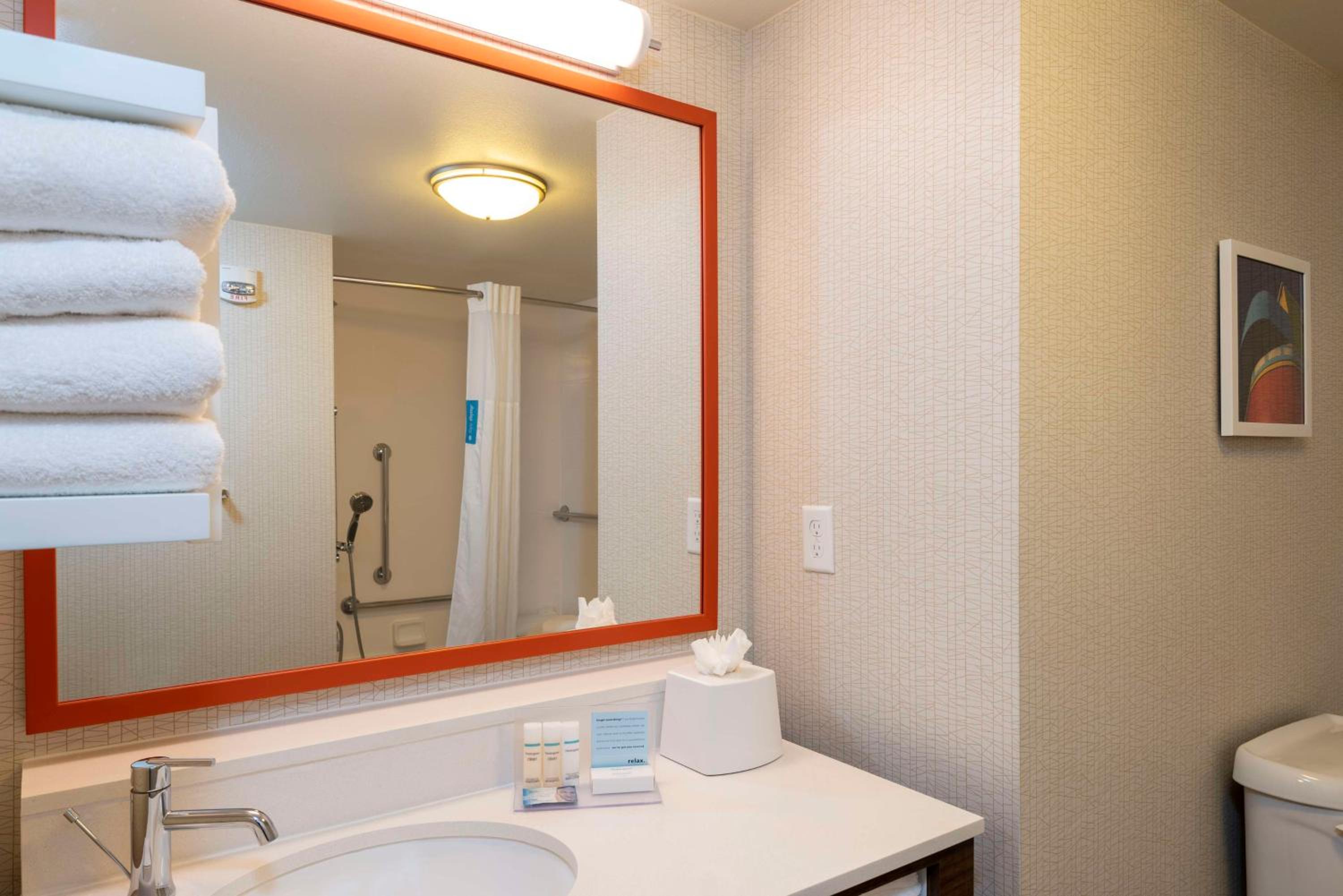 King Room with Accessible Tub - Mobility and Hearing Access/Non-Smoking - Photo 2