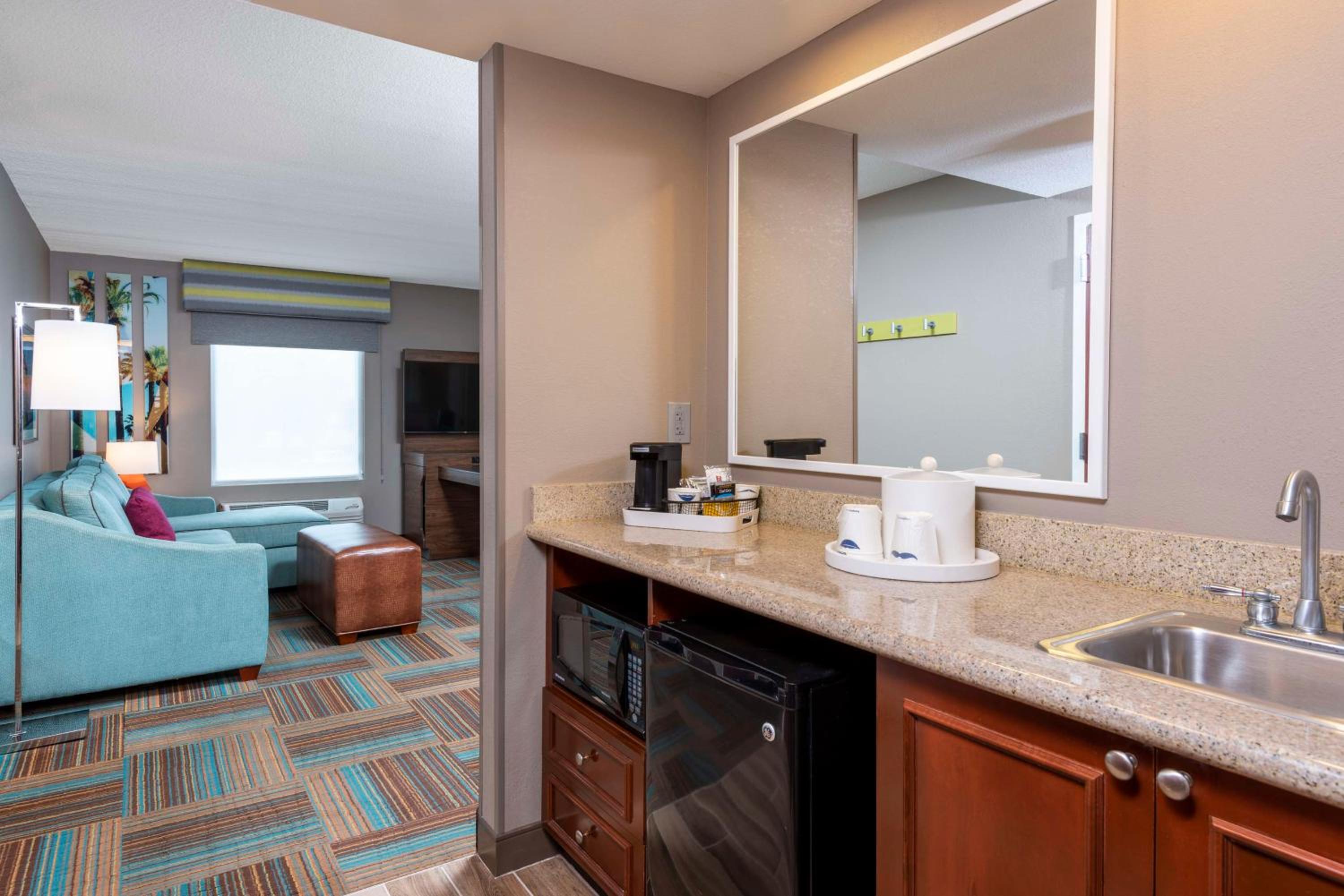 Queen Studio Suite with Two Queen Beds - Non-Smoking - Photo 3