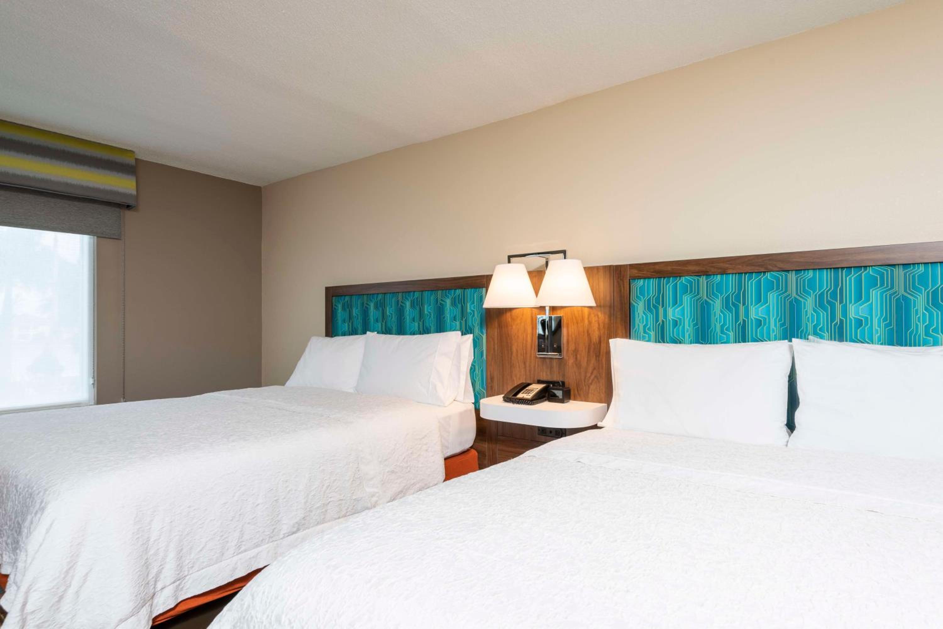 Room with Two Queen Beds - Non-Smoking - Photo 4